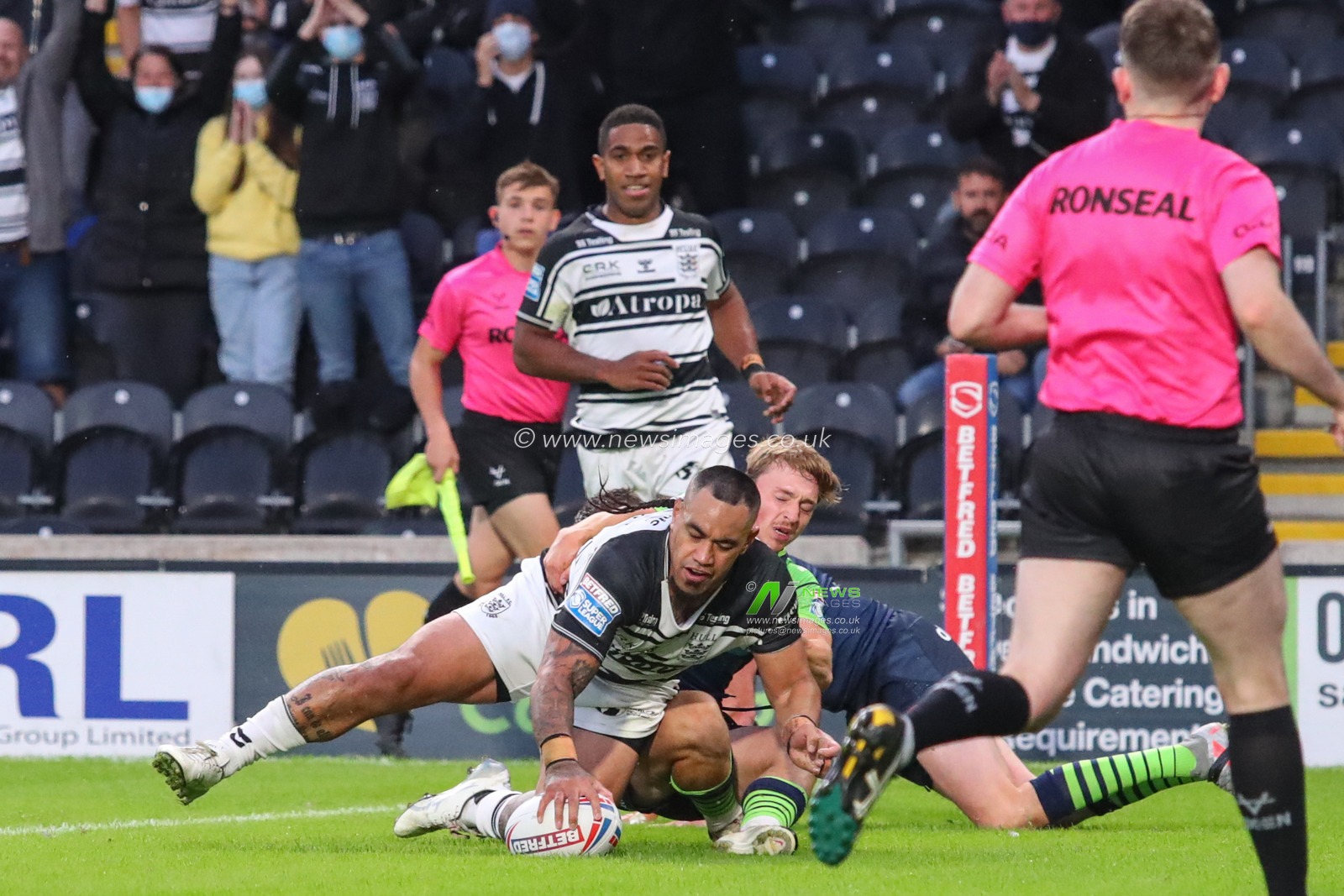 Mahe Fonua (5) of Hull FC goes over for a try