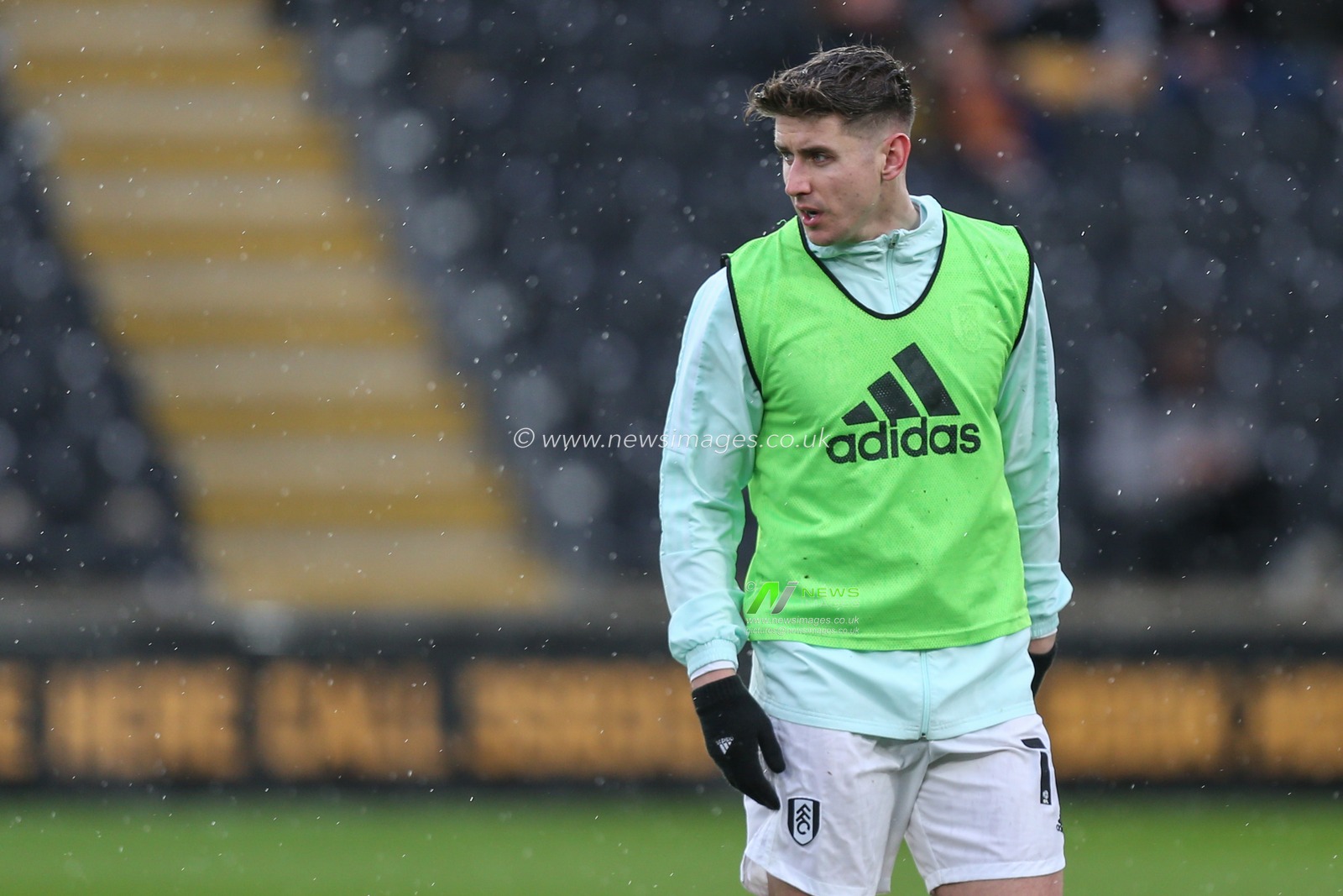 Tom Cairney #10 of Fulham during the pre-game warmup