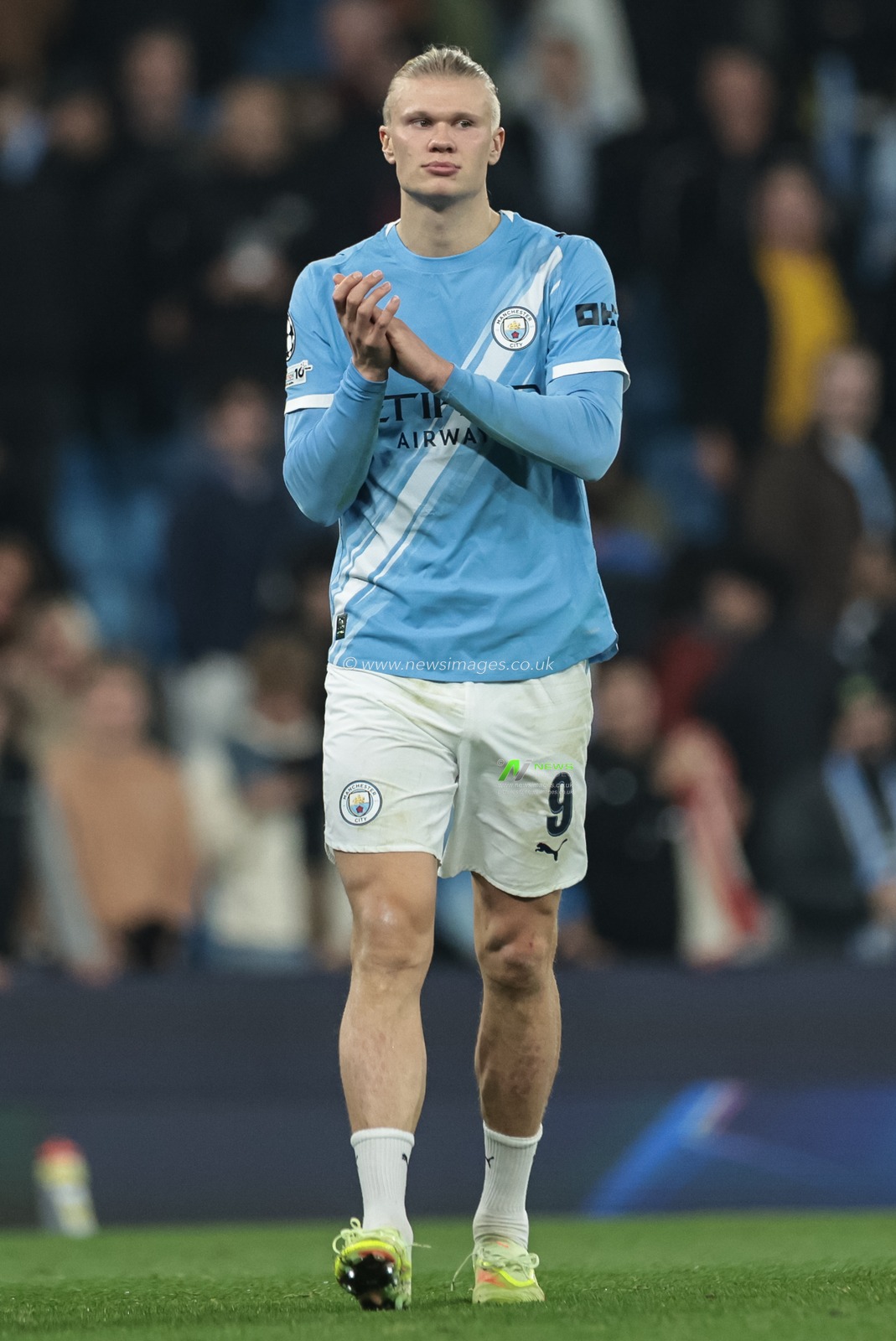 Erling Haaland of Manchester City applauds the fans after the final whistle during the UEFA Champions League Matchday 4 of 8 Manchester City vs Borussia Dortmund at the City of Manchester Stadium, Manchester, United Kingdom, 5th November 2025

(Photo by Mark Cosgrove/News Images)

*** GER AUT SUI OUT ***