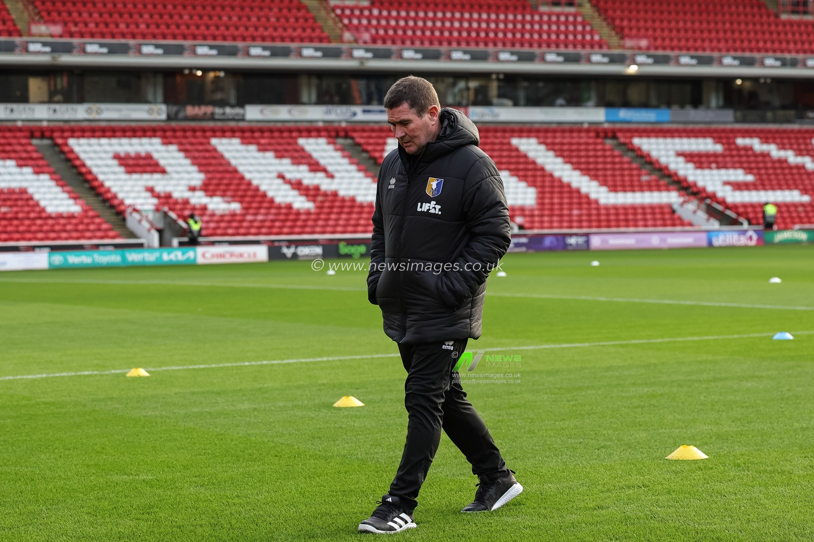 Nigel Clough manager of Mansfield Town arrives during the Sky Bet League 1 match Barnsley vs Mansfield Town at Oakwell, Barnsley, United Kingdom, 26th December 2025

(Photo by Mark Cosgrove/News Images)

*** GER AUT SUI OUT ***
