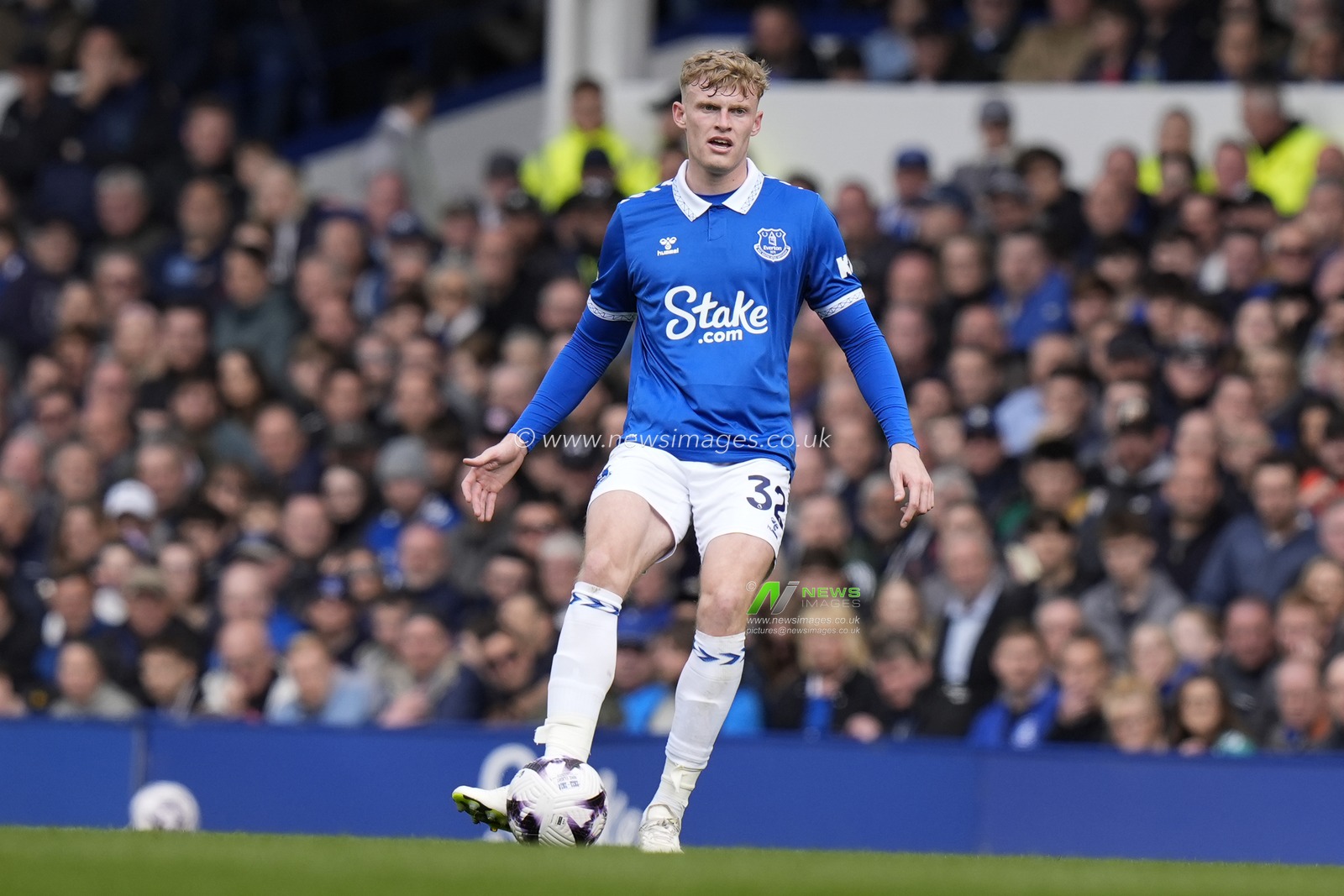 Jarrad Branthwaite passes the ball during the Premier League match Everton vs Nottingham Forest at Goodison Park, Liverpool, United Kingdom, 21st April 2024

(Photo by Steve Flynn/News Images)