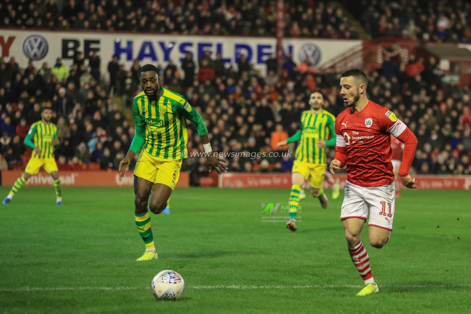26th December 2019, Oakwell, Barnsley, England; Sky Bet Championship, Barnsley v West Bromwich Albion : Conor Chaplin (11) of Barnsley makes a break during the game

Credit: Mark Cosgrove/News Images