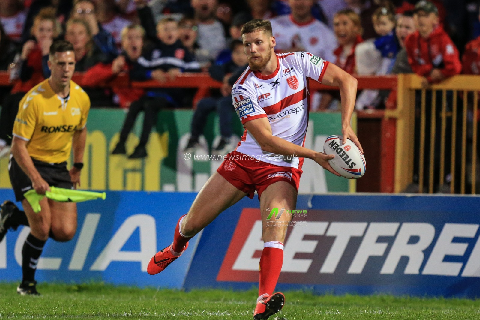 6th September 2019 , KCOM Craven Park, Hull, England;  Betfred Super League Rugby, Round 28, Hull KR vs London Broncos ; Ryan Shaw (5) of Hull KR runs with the ball

Credit: David Greaves/News Images