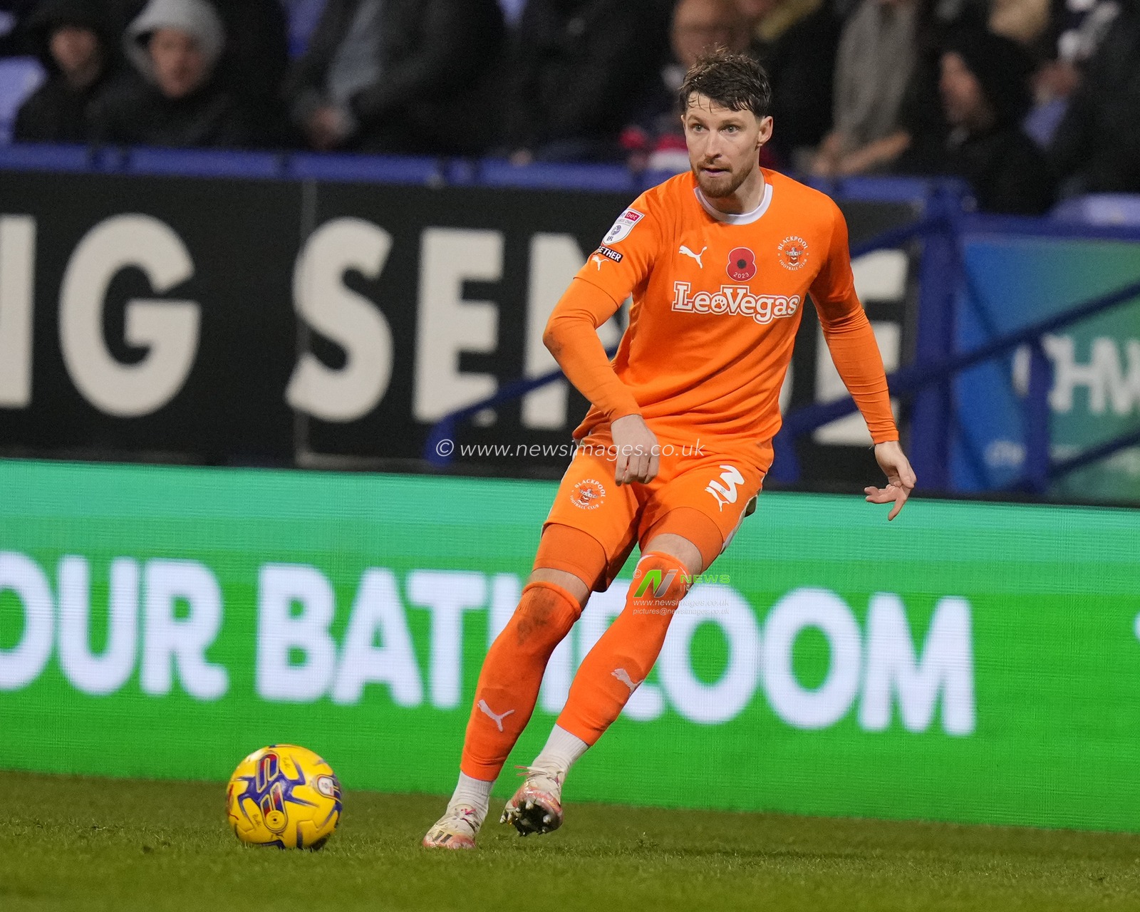 James Husband #3 of Blackpool looks upfield during the Sky Bet League 1 match Bolton Wanderers vs Blackpool at University of Bolton Stadium, Bolton, United Kingdom, 11th November 2023

(Photo by Steve Flynn/News Images)