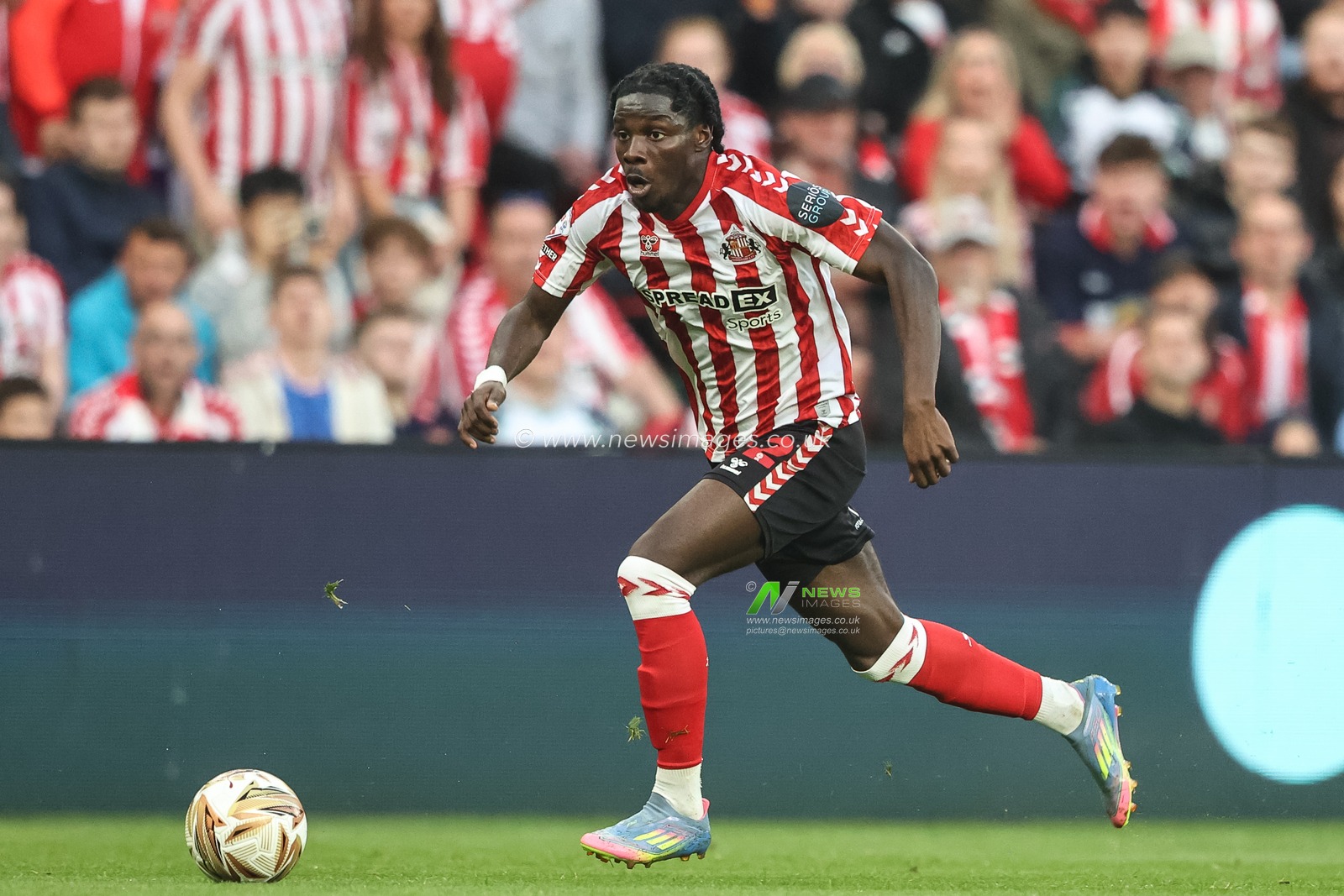 Eliezer Mayenda of Sunderland breaks with the ball during the Sky Bet Championship Playoff Semi-final match Sunderland vs Coventry City at Stadium Of Light, Sunderland, United Kingdom, 13th May 2025

(Photo by Alfie Cosgrove/News Images)