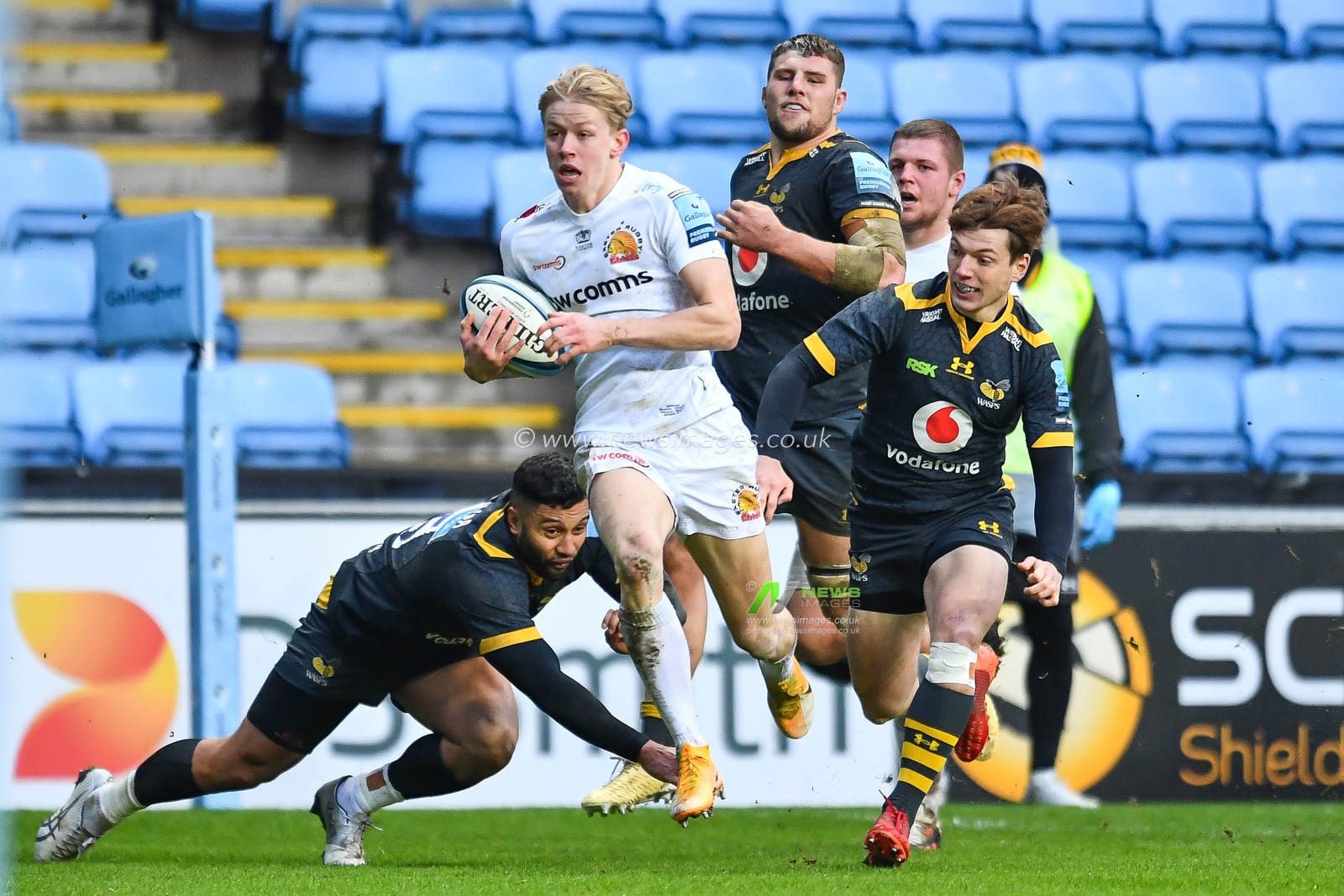 Josh Hodge of Exeter Chiefs makes a break