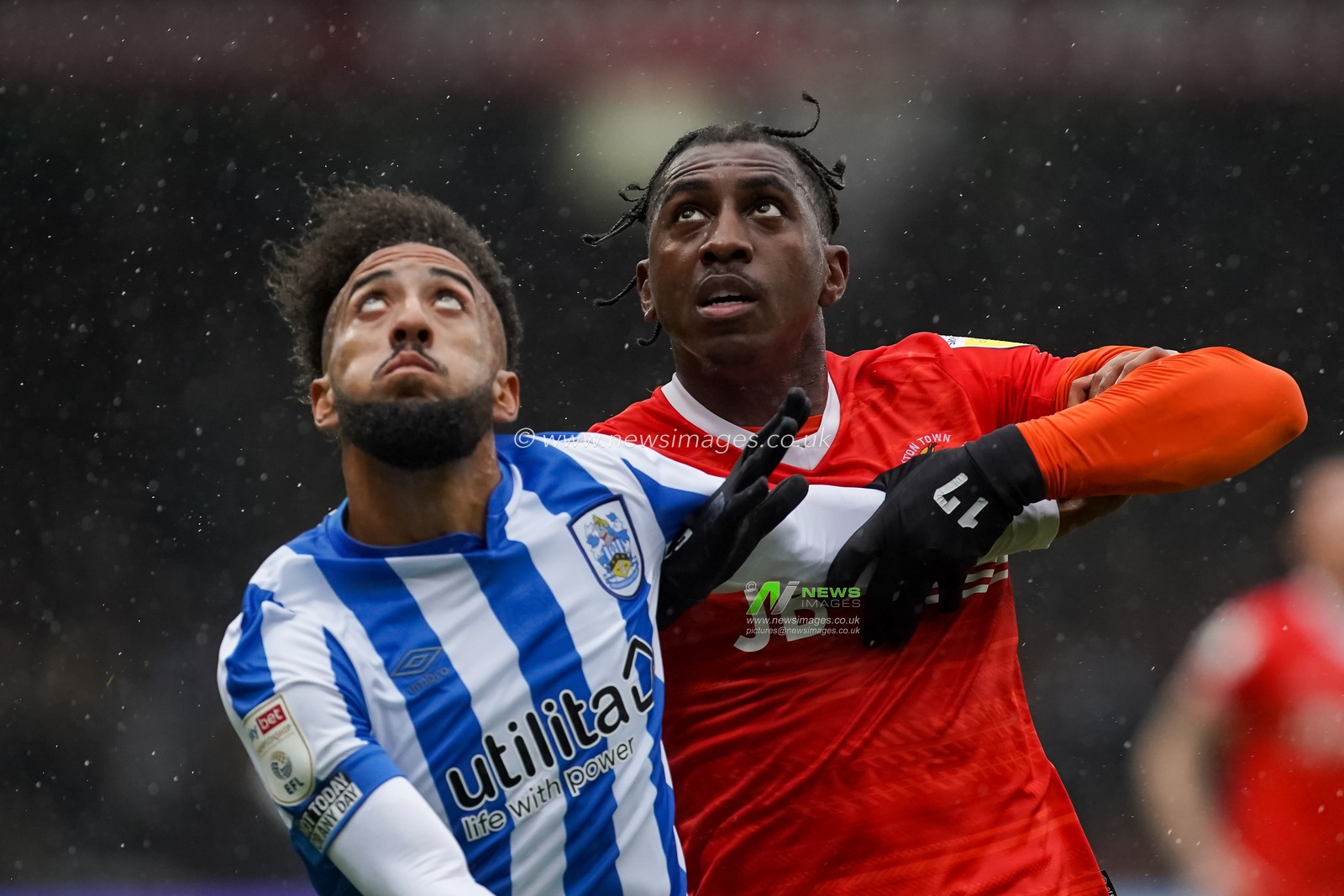 Sorba Thomas #16 of Huddersfield Town battles with Amariâ€™i Bell #29 of Luton Town