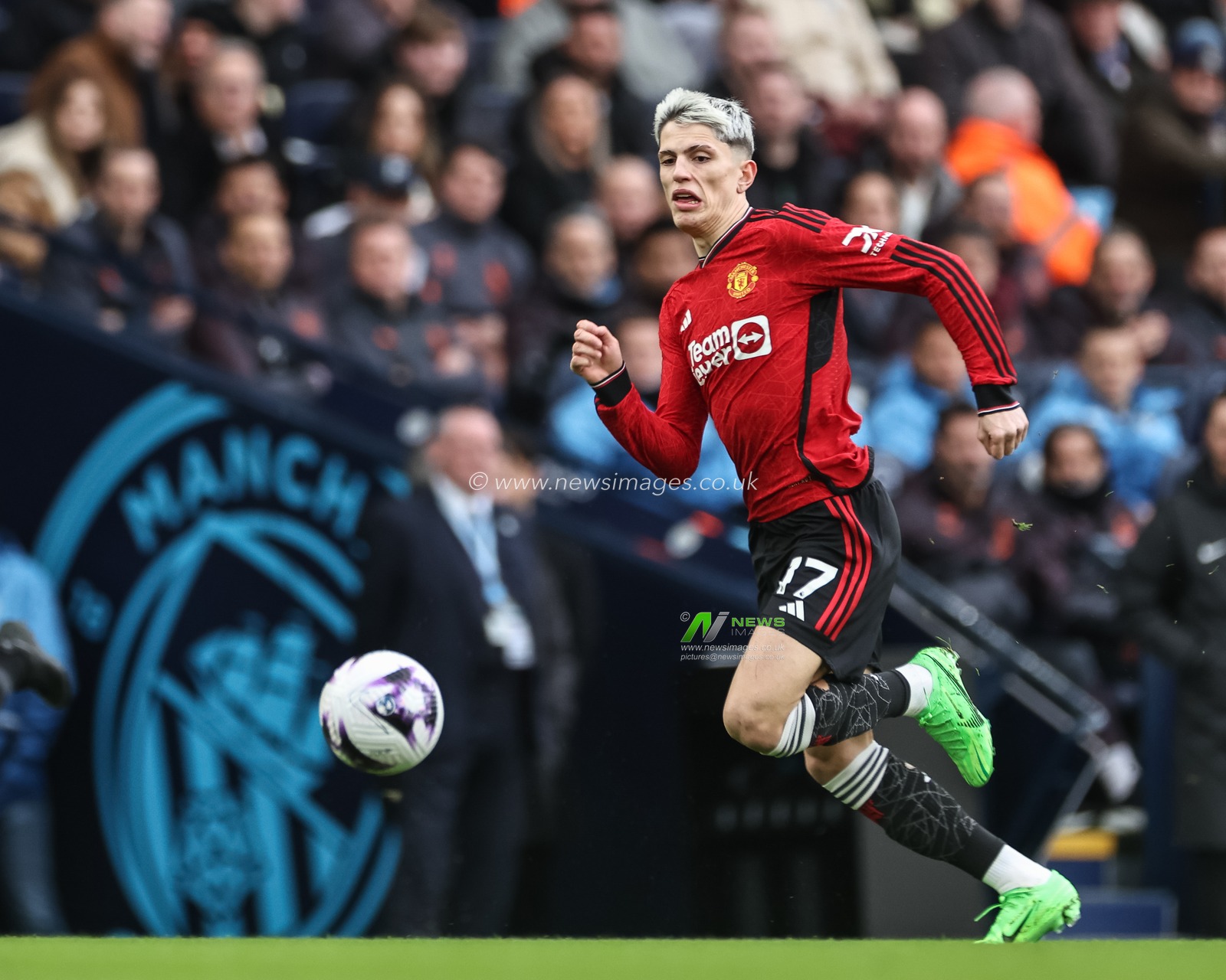 Alejandro Garnacho of Manchester United breaks with the ball during the Premier League match Manchester City vs Manchester United at Etihad Stadium, Manchester, United Kingdom, 3rd March 2024

(Photo by Mark Cosgrove/News Images)