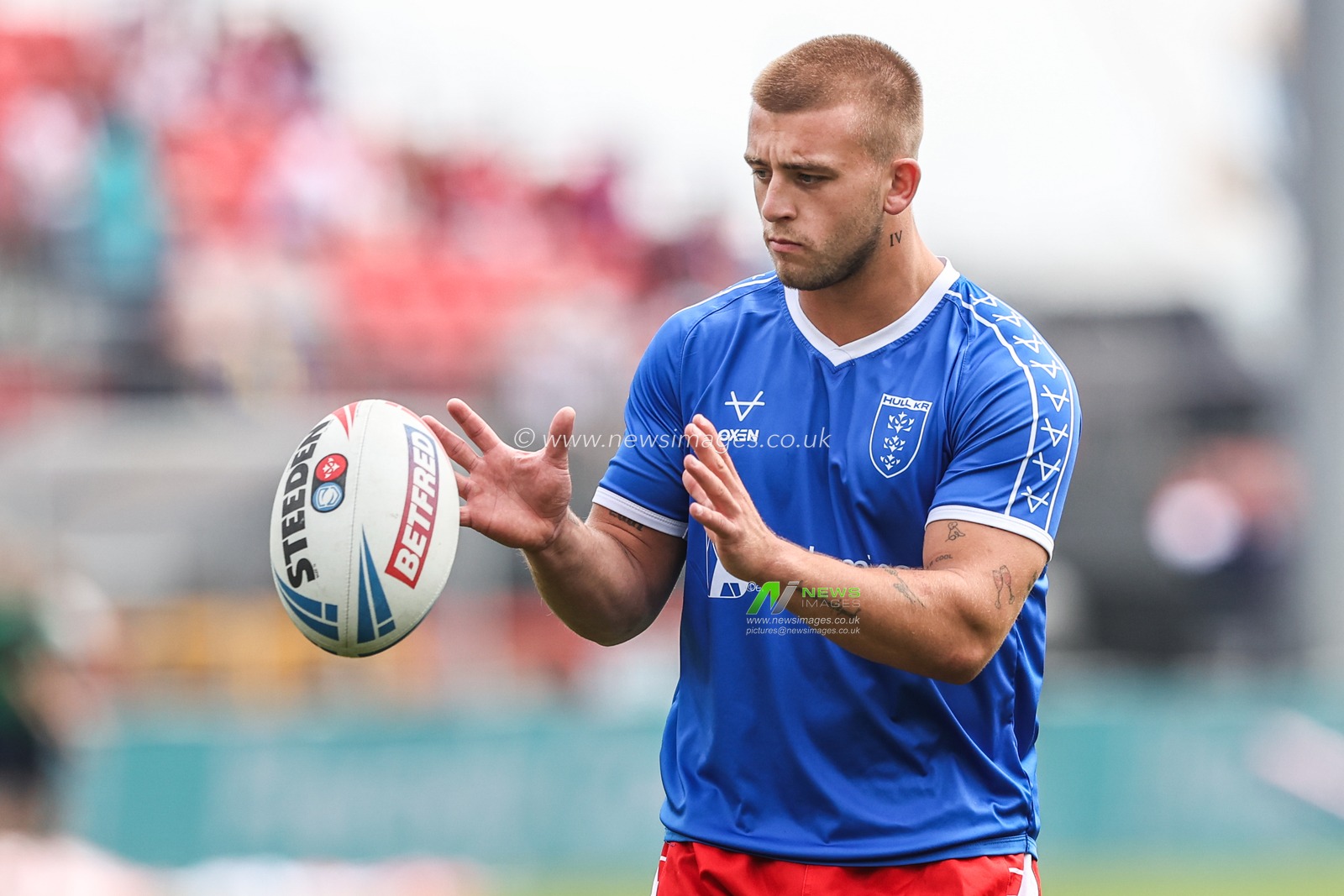 Mikey Lewis of Hull KR in the pre-game warm up during the Betfred Super League round 21 match Hull KR vs Castleford Tigers at Sewell Group Craven Park, Kingston upon Hull, United Kingdom, 9th August 2025

(Photo by Alfie Cosgrove/News Images)