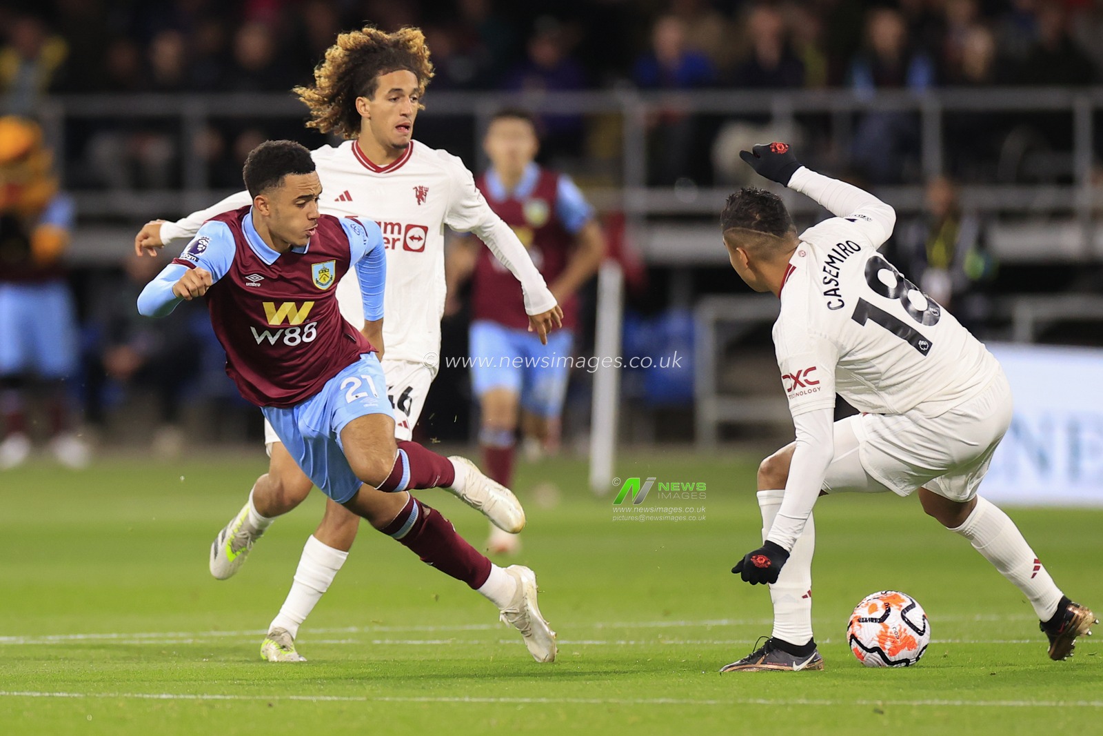 Aaron Ramsey #21 of Burnley passes the ball under pressure from Hannibal Mejbri #46 of Manchester Unite during the Premier League match Burnley vs Manchester United at Turf Moor, Burnley, United Kingdom, 23rd September 2023

(Photo by Conor Molloy/News Images)