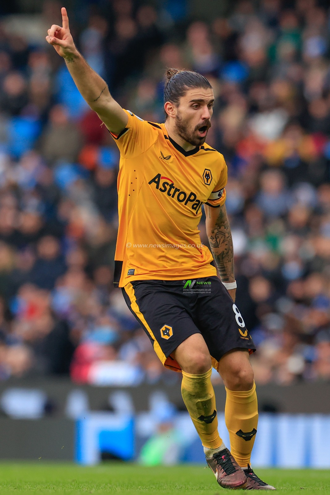 RubÃ©n Neves #8 of Wolverhampton Wanderers appeals to Referee David Coote during the Premier League match Manchester City vs Wolverhampton Wanderers at Etihad Stadium, Manchester, United Kingdom, 22nd January 2023

(Photo by Conor Molloy/News Images)
