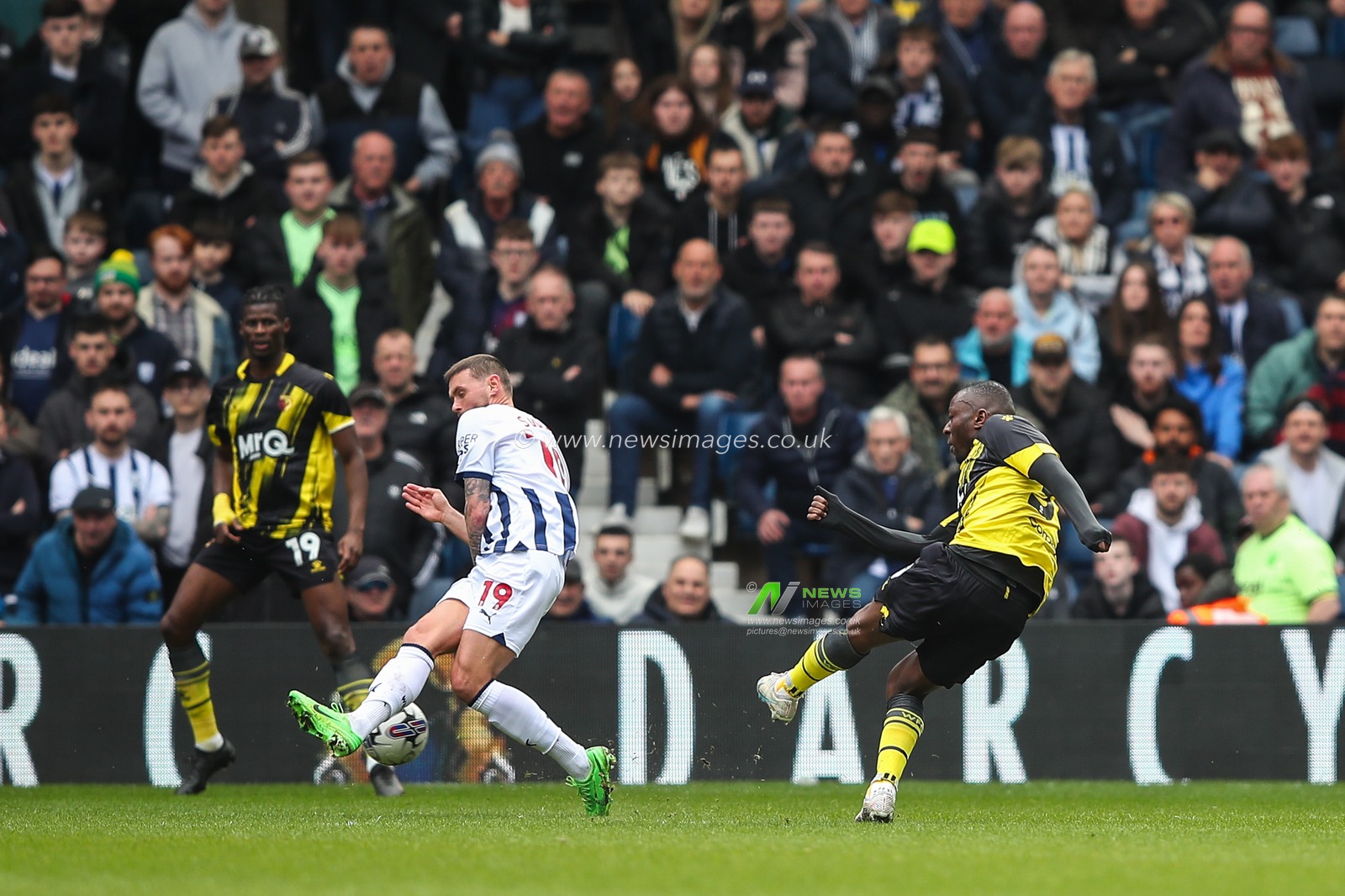Edo Kayembe of Watford scores a goal to make it 0-1 during the Sky Bet Championship match West Bromwich Albion vs Watford at The Hawthorns, West Bromwich, United Kingdom, 1st April 2024

(Photo by Gareth Evans/News Images)