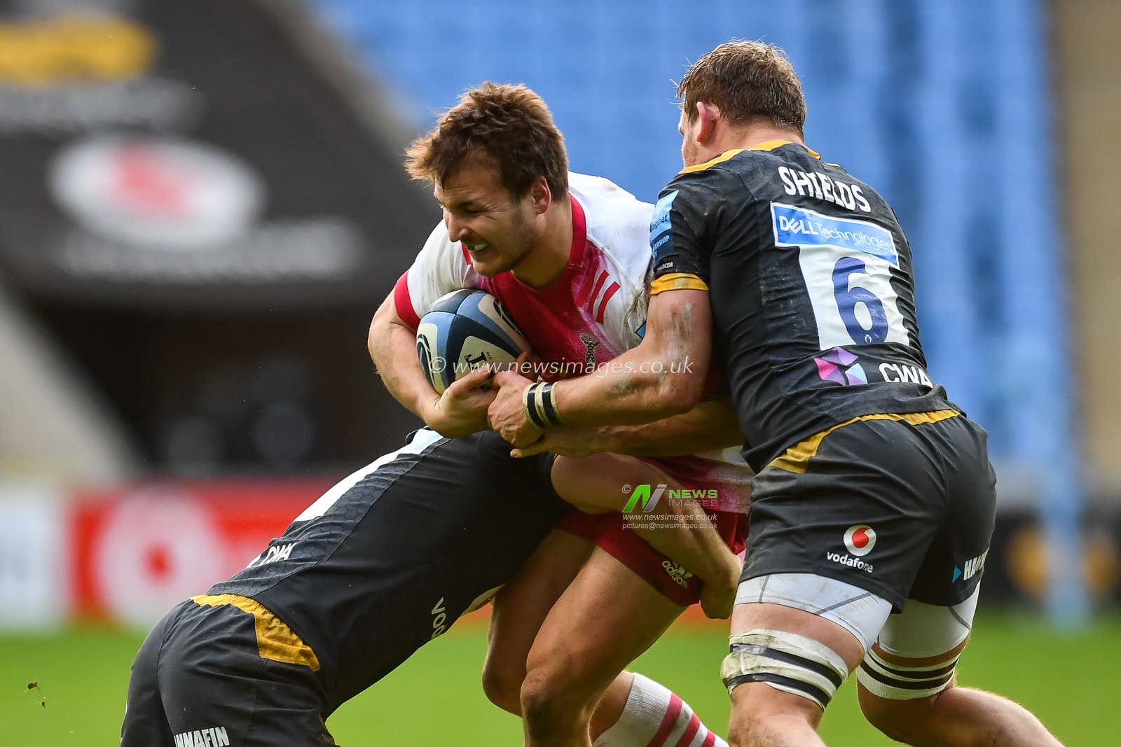 Andre Esterhuizen of Harlequins is tackled by Will Rowlands of Wasps