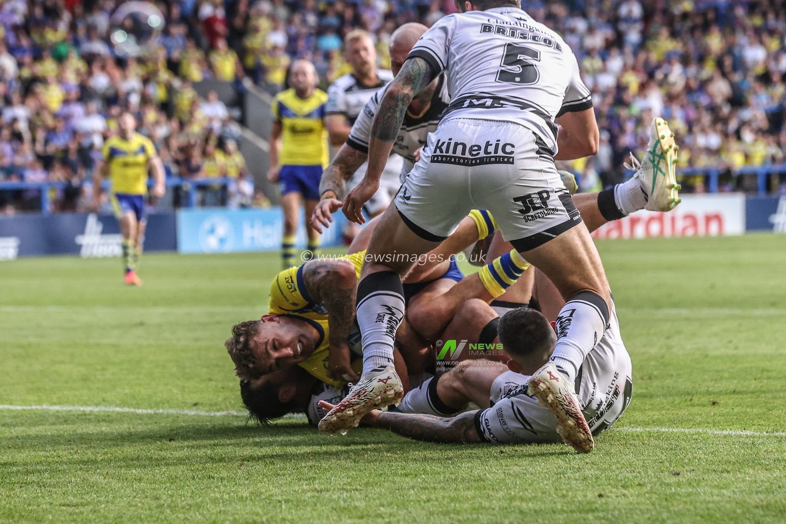 Sam Powell of Warrington Wolves goes over for a try during the Betfred Super League round 16 match Warrington Wolves vs Hull FC at Halliwell Jones Stadium, Warrington, United Kingdom, 28th June 2025

(Photo by Alfie Cosgrove/News Images)