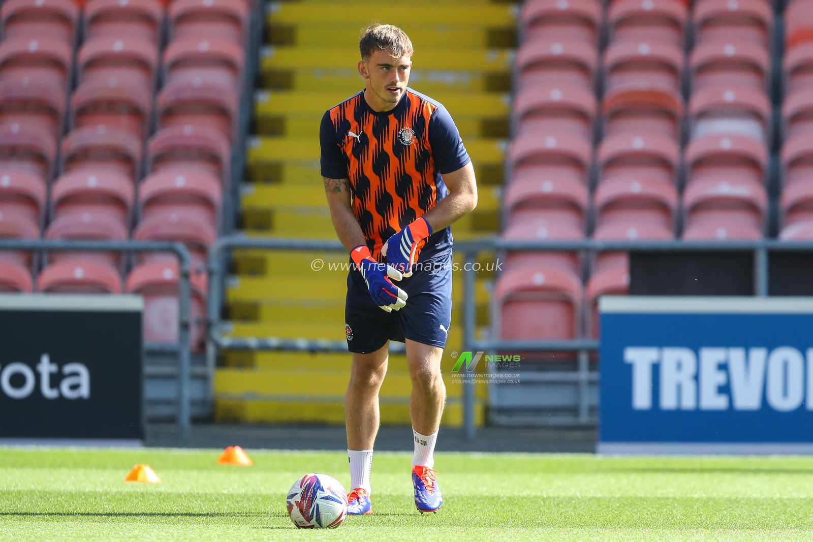Harry Tyrer of Blackpool during the pre-game warm up ahead of the Sky Bet League 1 match Blackpool vs Wycombe Wanderers at Bloomfield Road, Blackpool, United Kingdom, 31st August 2024

(Photo by Gareth Evans/News Images)