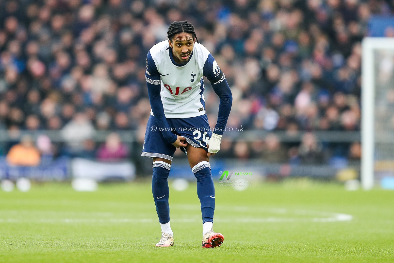 Djed Spence of Tottenham Hotspur pulls up his shorts during the Premier League match Everton vs Tottenham Hotspur at Goodison Park, Liverpool, United Kingdom, 19th January 2025

(Photo by Gareth Evans/News Images)