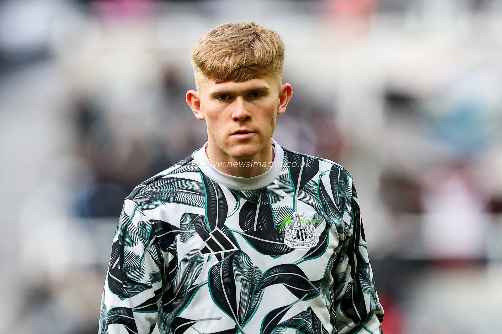 Lewis Hall of Newcastle United warms up prior to the Premier League match Newcastle United vs Fulham at St. James's Park, Newcastle, United Kingdom, 1st February 2025

(Photo by Mark Cosgrove/News Images)