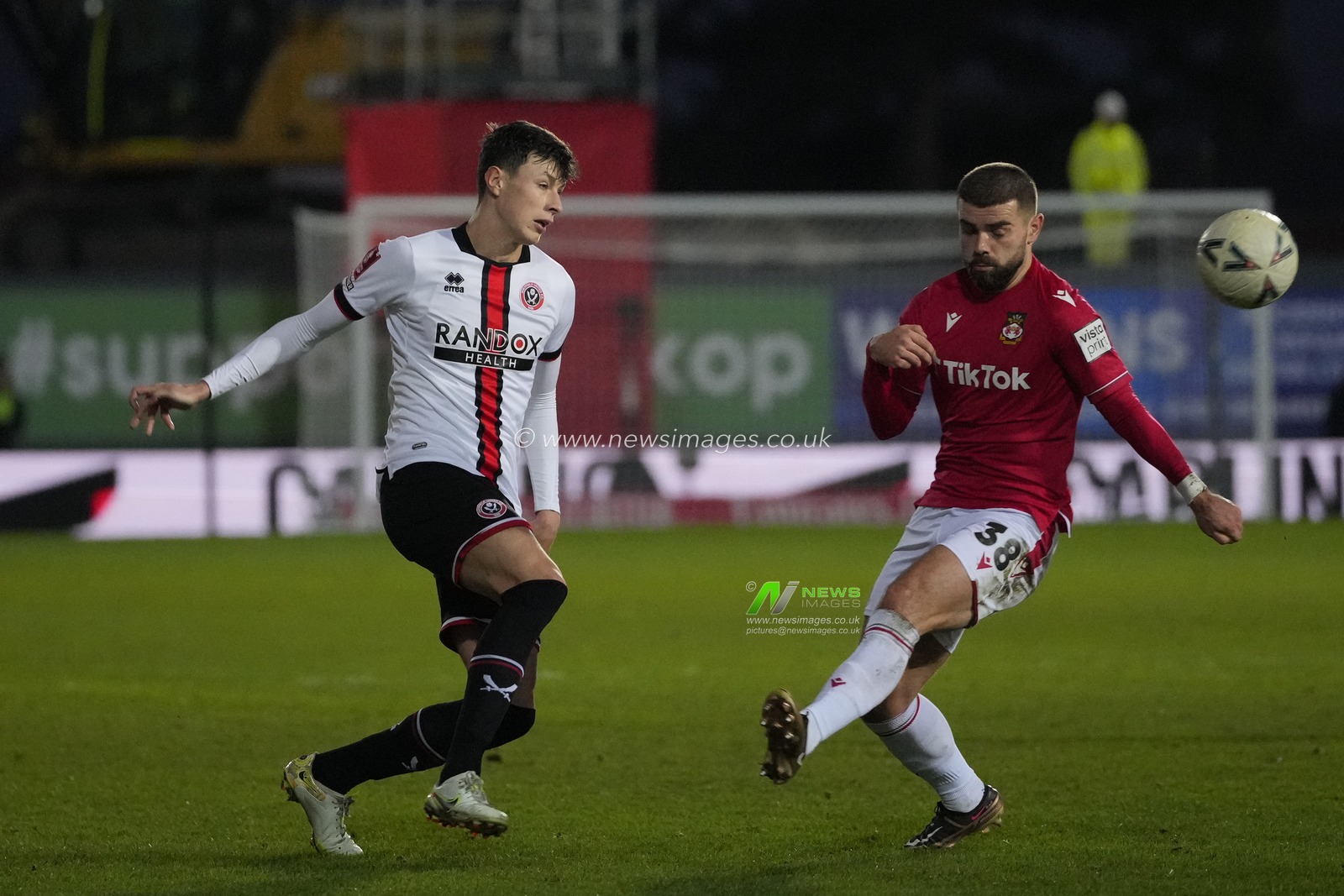 Elliot Lee #38 of Wrexham competes for the ball with Anel AhmedhodÅ¾i? #15 of Sheffield United during the Emirates FA Cup fourth round match Wrexham vs Sheffield United at The Racecourse Ground, Wrexham, United Kingdom, 29th January 2023

(Photo by Steve Flynn/News Images)