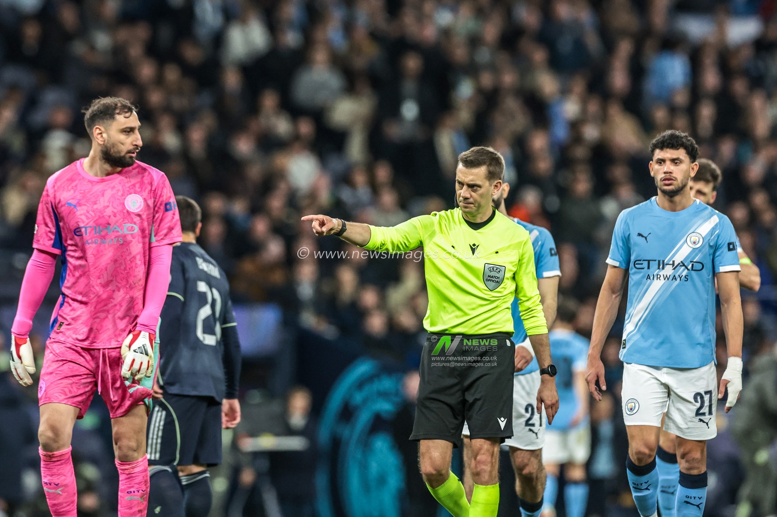 Referee Clement Turpin points to the penalty spot for Real Madrid during the UEFA Champions League last 16 second leg match Manchester City vs Real Madrid at The City of Manchester Stadium, Manchester, United Kingdom on 17 March 2026

(Photo by Mark Cosgrove/News Images)