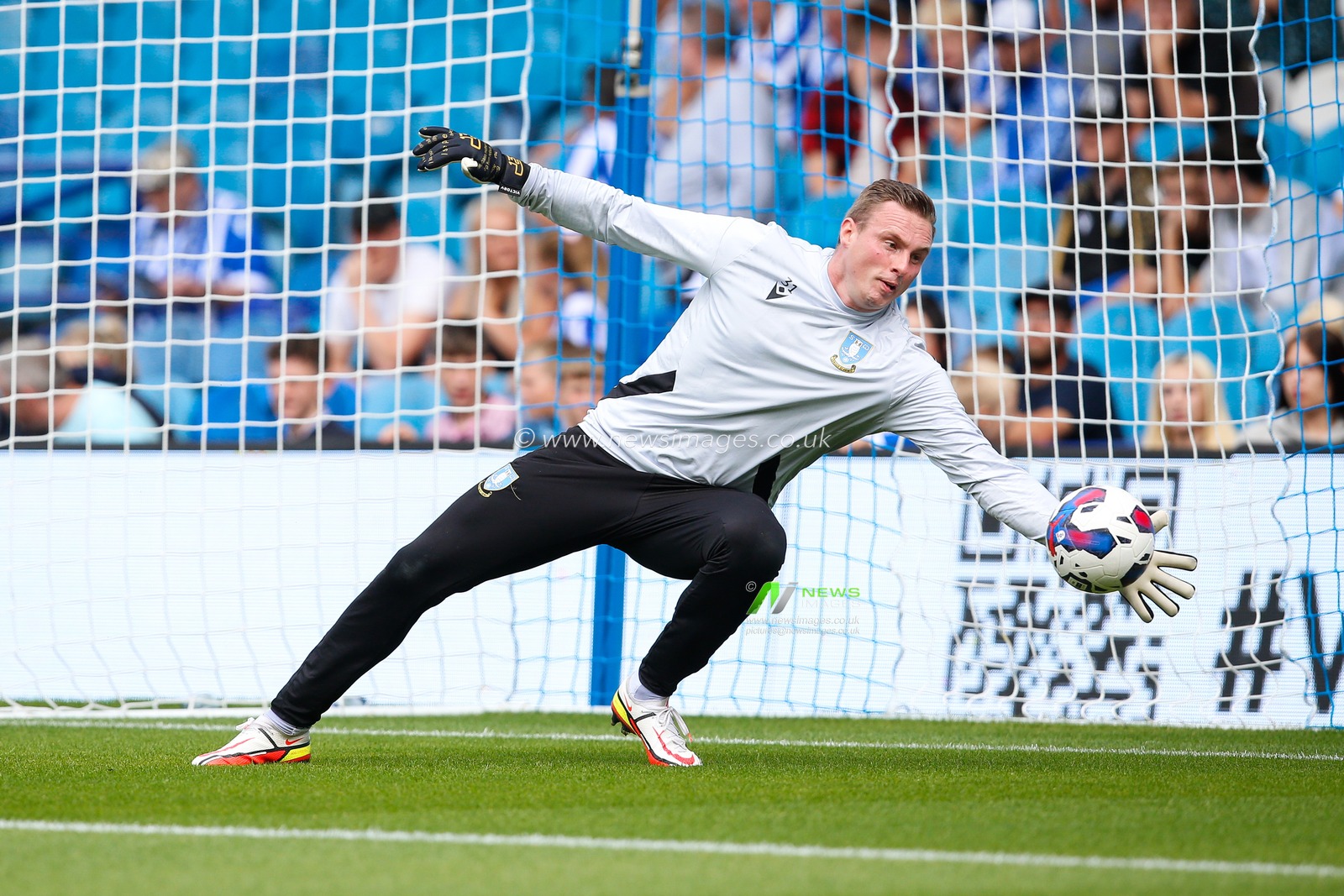 David Stockdale #31 of Sheffield Wednesday warms up before the Sky Bet League 1 match Sheffield Wednesday vs Barnsley at Hillsborough, Sheffield, United Kingdom, 3rd September 2022

(Photo by Ben Early/News Images)