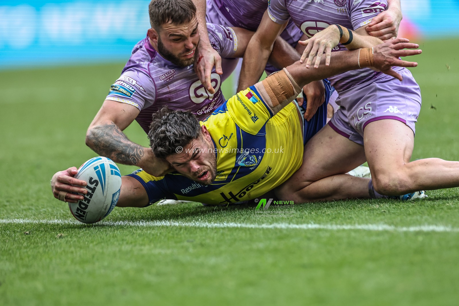 Joe Philbin of Warrington Wolves goes over for a try during the Betfred Magic Weekend 2025 match Wigan Warriors vs Warrington Wolves at St. James's Park, Newcastle, United Kingdom, 4th May 2025

(Photo by Mark Cosgrove/News Images)