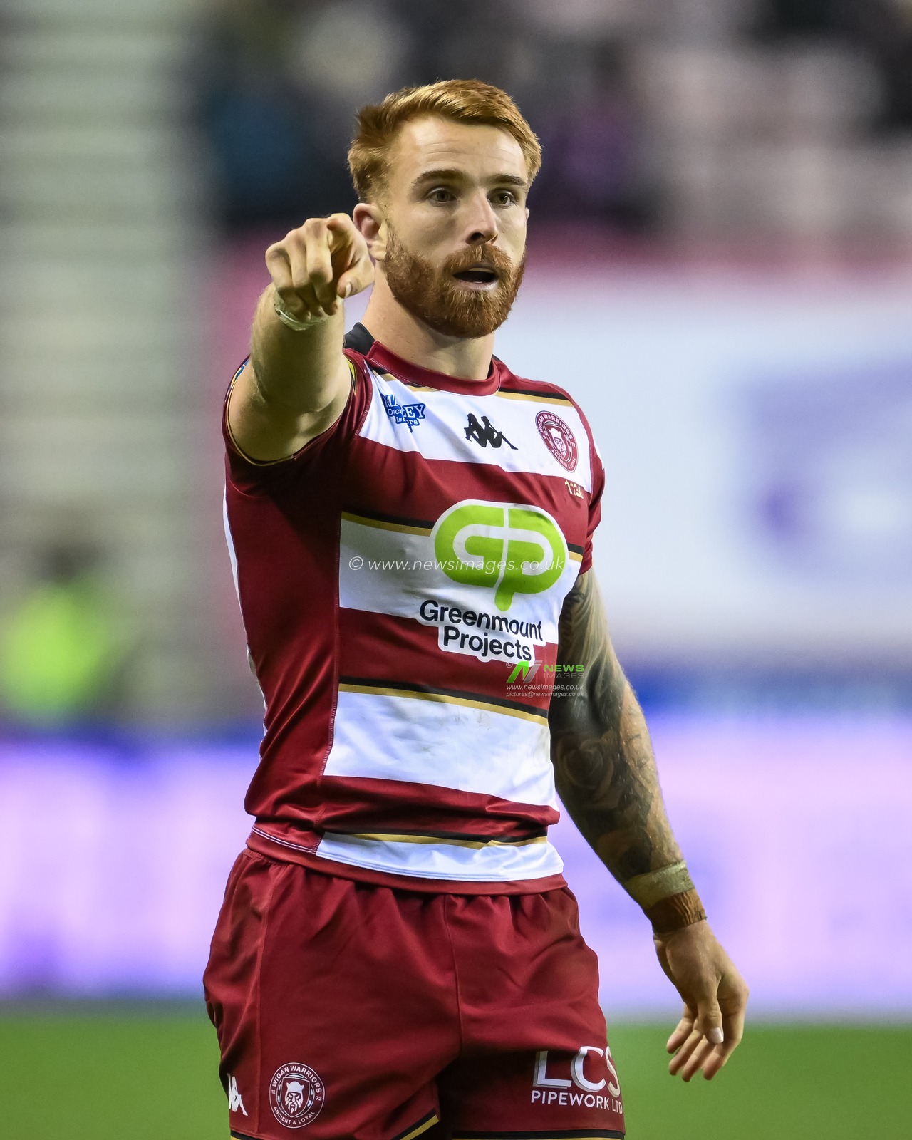 Adam Keighran of Wigan Warriors gives his team instructions during the Betfred Super League Round 1 match Wigan Warriors vs Leigh Leopards at The Brick Community Stadium, Wigan, United Kingdom, 13th February 2025

(Photo by Craig Thomas/News Images)