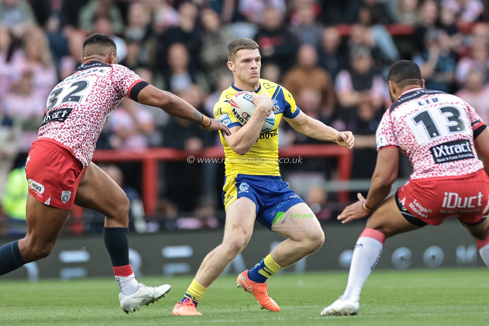Jake Thewlis of Warrington Wolves in action during the Betfred Super League Round 20 Leigh Leopards vs Warrington Wolves at Leigh Sports Village, Leigh, United Kingdom, 1st August 2025

(Photo by Mark Cosgrove/News Images)