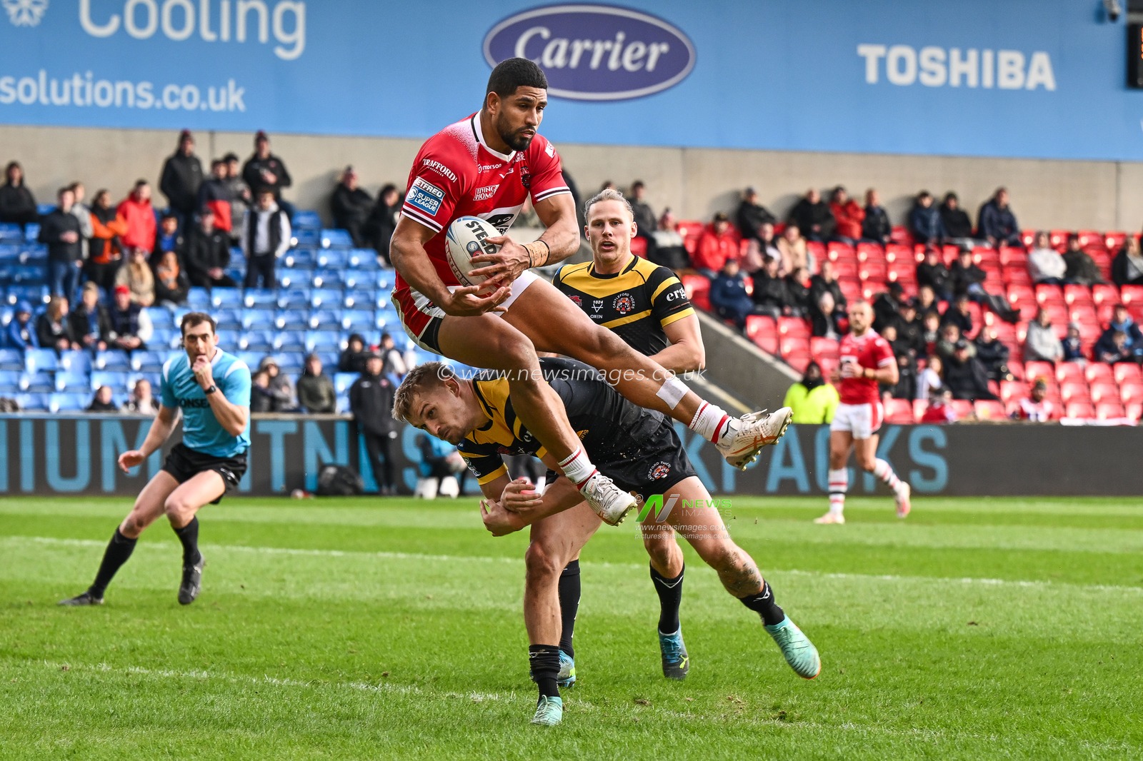Nene Macdonald of Salford Red Devils claims the high ball to score a try during the Betfred Super League match Salford Red Devils vs Castleford Tigers at Salford Community Stadium, Eccles, United Kingdom, 25th February 2024

(Photo by Craig Thomas/News Images)