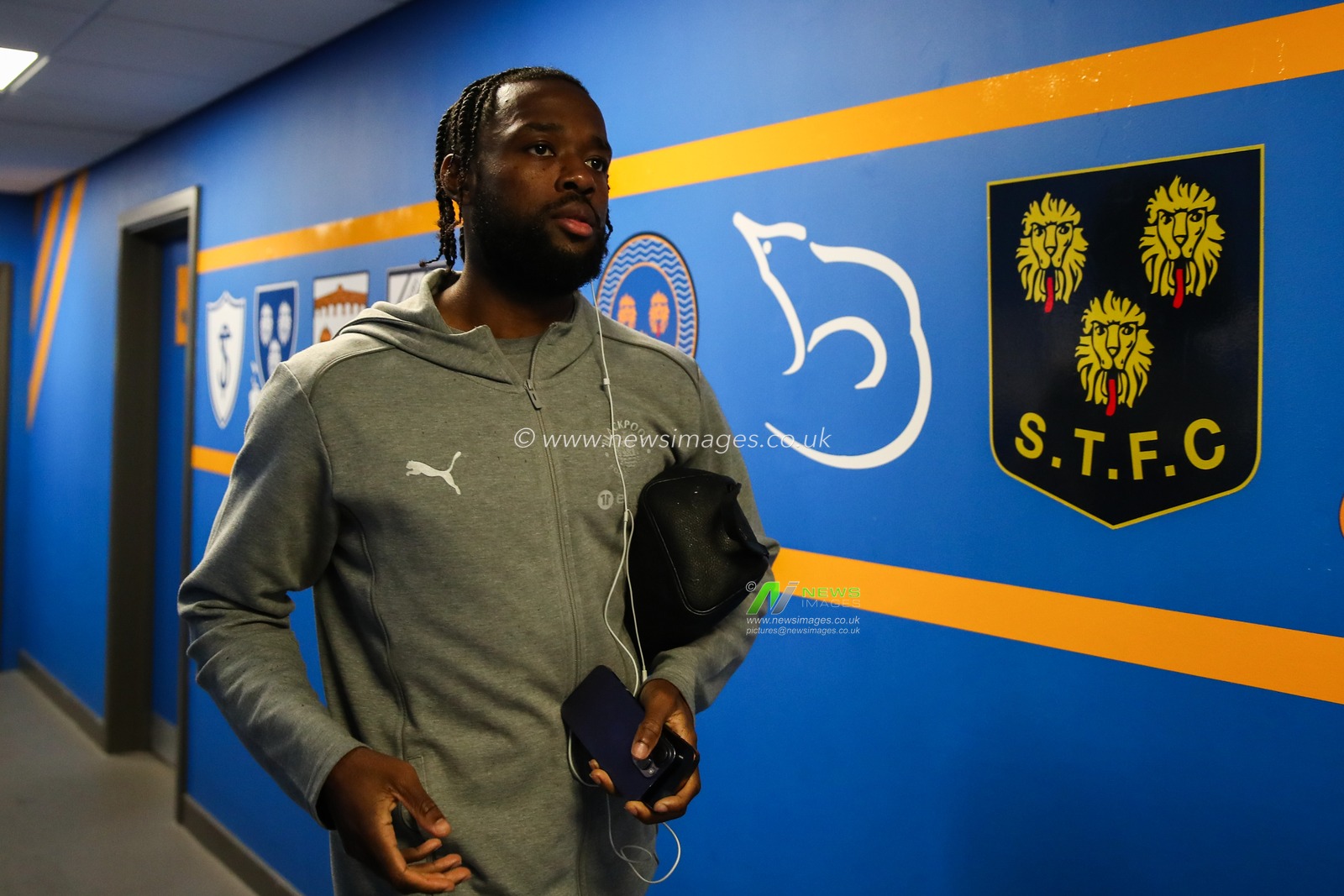 Josh Onomah of Blackpool arrives ahead of the Sky Bet League 1 match Shrewsbury Town vs Blackpool at Croud Meadow, Shrewsbury, United Kingdom, 4th December 2024

(Photo by Gareth Evans/News Images)
