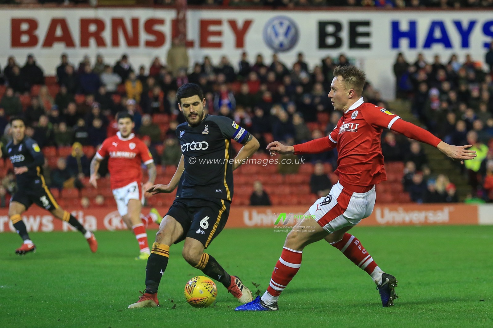 12th January 2019, Oakwell, Barnsley, England; Sky Bet League One, Barnsley vs Bradford City ;  Cauley Woodrow (09) of Barnsley crosses the ball



Credit: Mark Cosgrove/News Images

English Football League images are subject to DataCo Licence