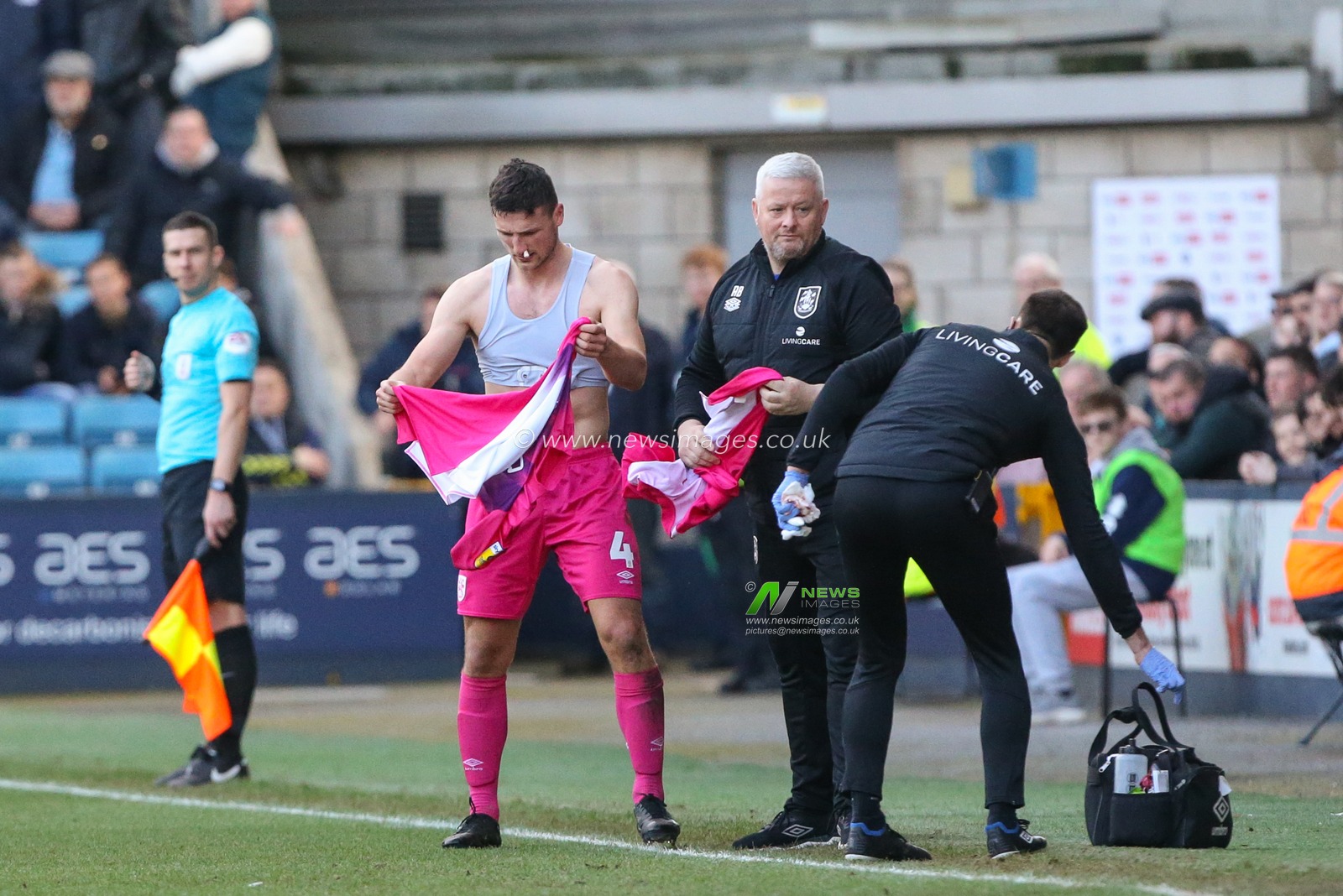 Matty Pearson #4 of Huddersfield Town changes his shirt following an injury during the Sky Bet Championship match Millwall vs Huddersfield Town at The Den, London, United Kingdom, 18th March 2023

(Photo by Arron Gent/News Images)