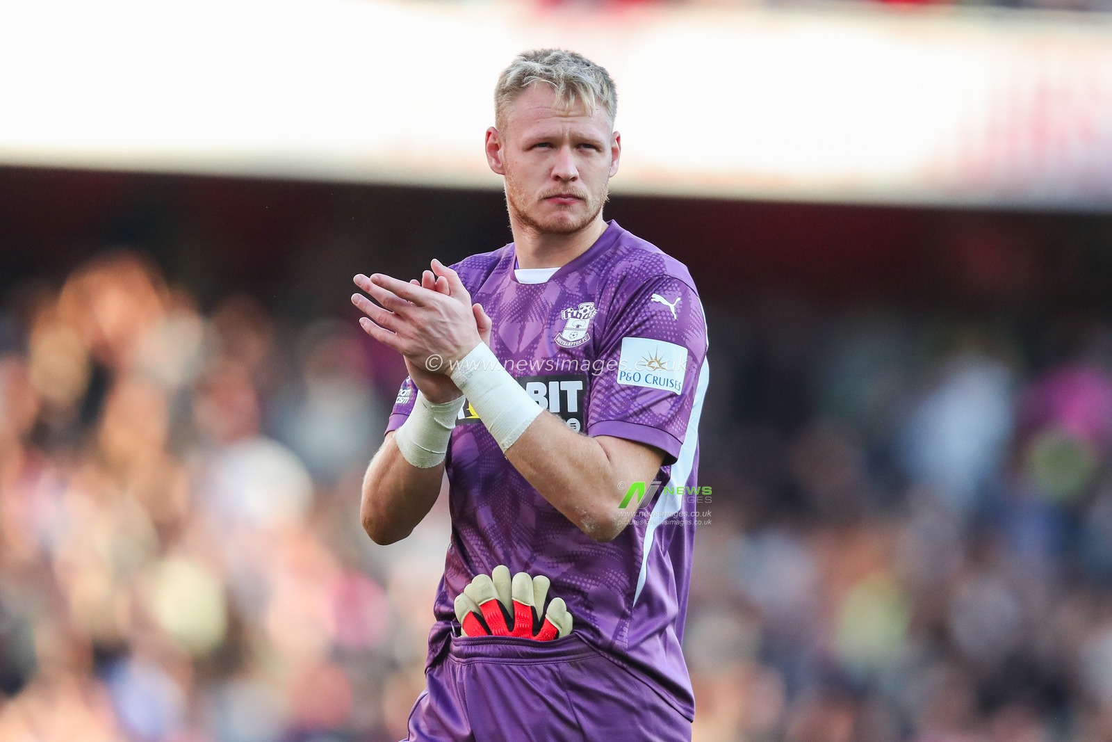 Aaron Ramsdale of Southampton acknowledges the fans after the teams defeat following the Premier League match Arsenal vs Southampton at Emirates Stadium, London, United Kingdom, 5th October 2024

(Photo by Izzy Poles/News Images)