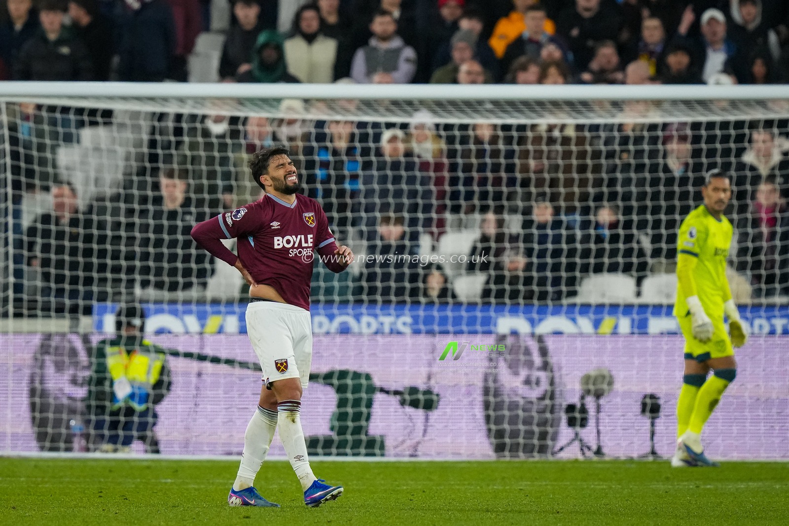 Lucas Paquetá of West Ham United clutches his lower back with a possible injury during the Premier League match West Ham United vs Brighton and Hove Albion at London Stadium, London, United Kingdom, 30th December 2025

(Photo by Maynard Manyowa/News Images)

*** GER AUT SUI OUT ***