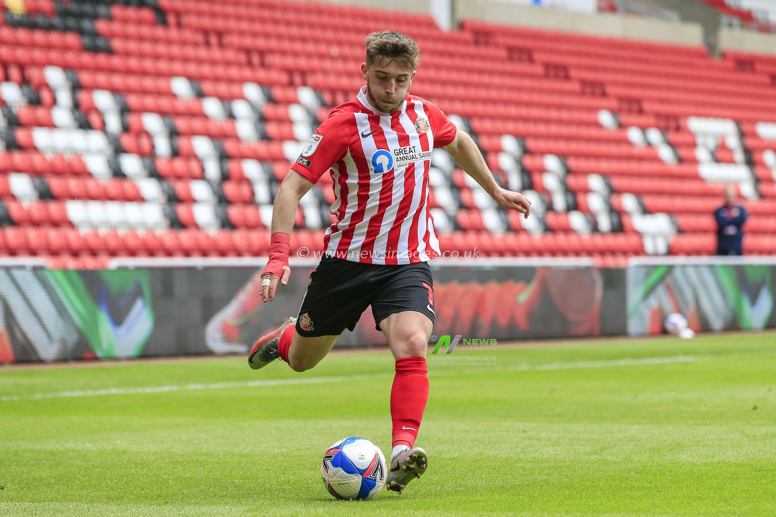 Lynden Gooch #11 of Sunderland in possession of the ball