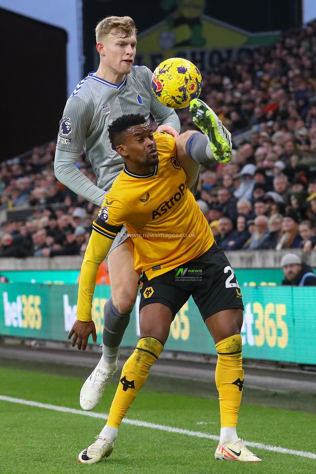 Jarrad Branthwaite #32 of Everton and NÃ©lson Semedo #22 of Wolverhampton Wanderers battle for the ball during the Premier League match Wolverhampton Wanderers vs Everton at Molineux, Wolverhampton, United Kingdom, 30th December 2023

(Photo by Gareth Evans/News Images)
