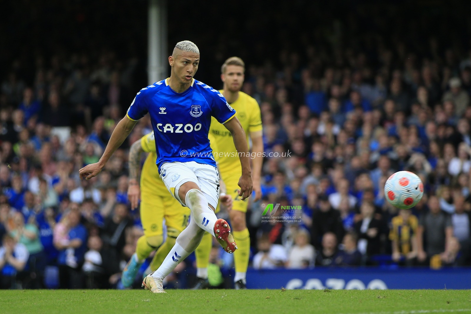 Richarlison #7 of Everton scores to make it 2-1