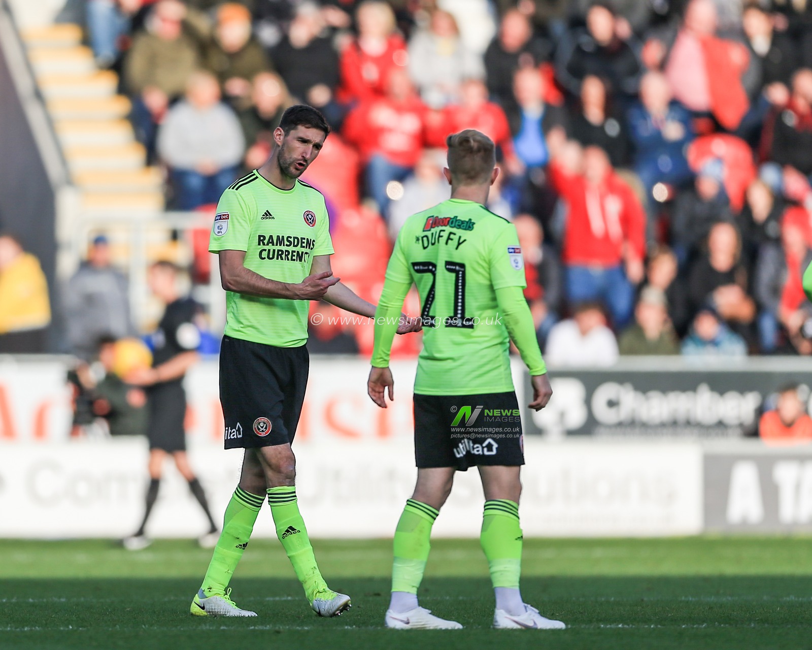 24th November 2018, New York Stadium, Rotherham, England; Sky Bet Championship Rotherham Utd v Sheffield United  ; Chris Basham (06) of Sheffield United passes on instructions to Mark Duffy (21) of Sheffield United 


Credit: Mark Cosgrove/News Images

English Football League images are subject to DataCo Licence
