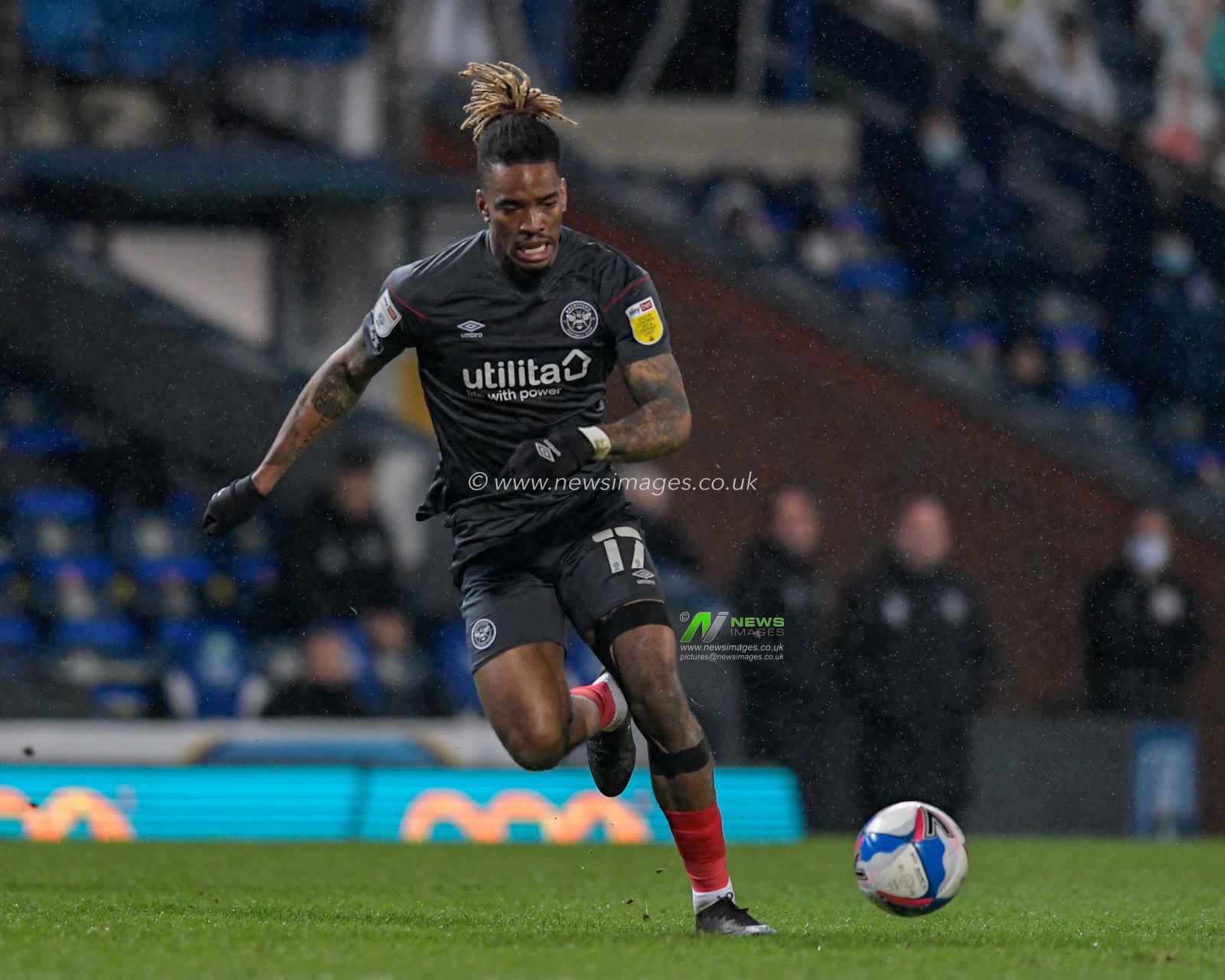 Ivan Toney #17 of Brentford runs with the ball