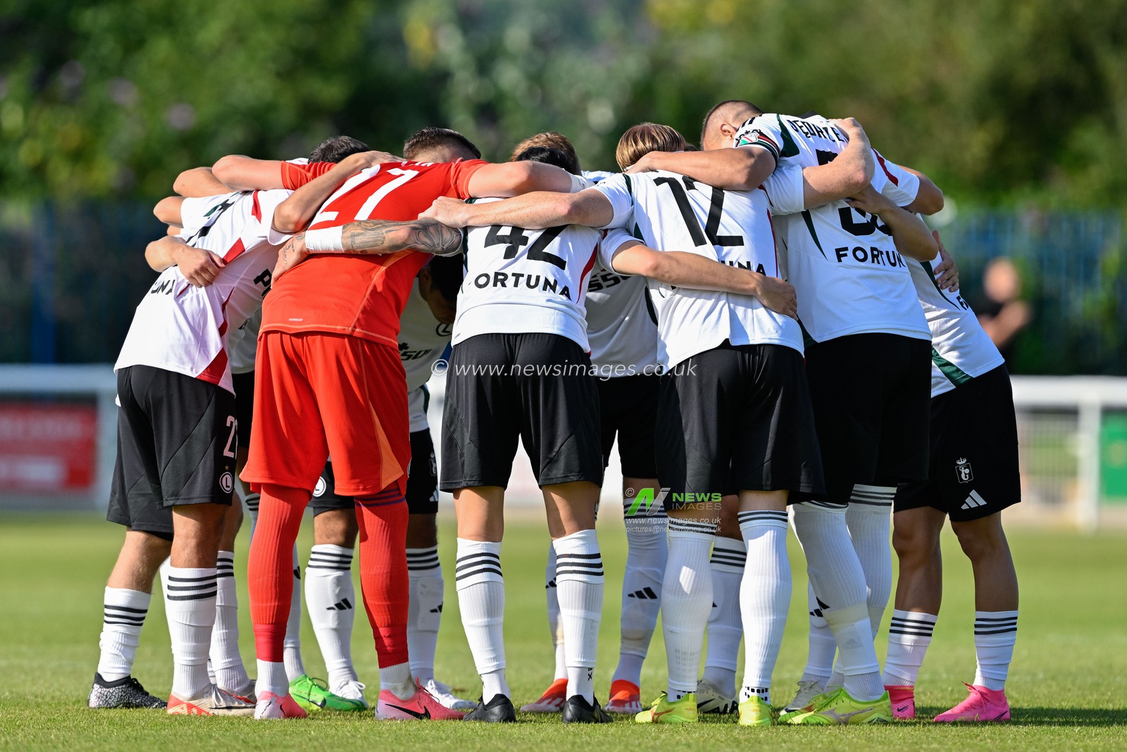 Legia Warsaw have a team huddle ahead of the UEFA Europa Conference League Second Qualifying Round 2nd leg match Caernarfon Town vs Legia Warsaw at Nantporth, Bangor, United Kingdom, 1st August 2024

(Photo by Cody Froggatt/News Images)