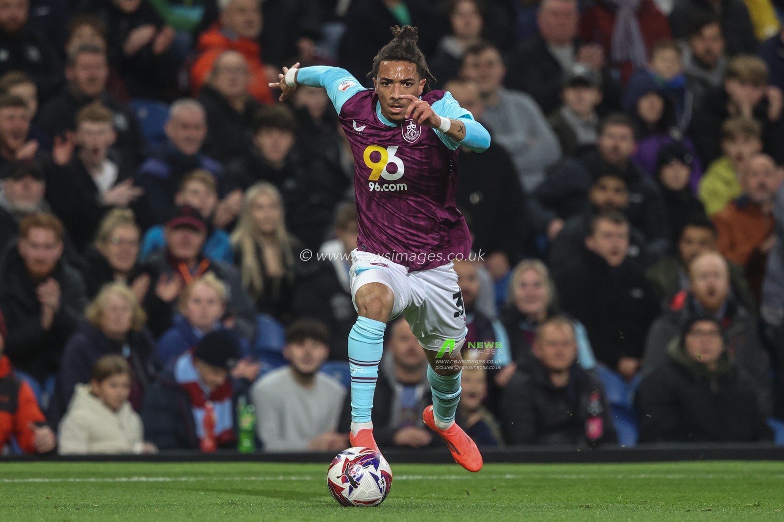 Luca Koleosho of Burnley breaks with the ball during the Sky Bet Championship match Burnley vs Plymouth Argyle at Turf Moor, Burnley, United Kingdom, 1st October 2024

(Photo by Alfie Cosgrove/News Images)