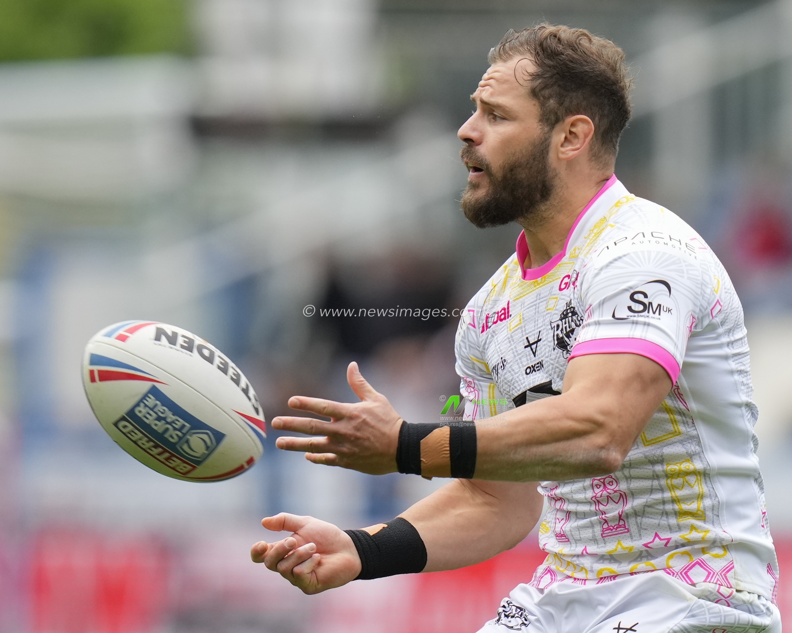 Aidan Sezer #7 of Leeds Rhinos passes the ball during the Betfred Super League Round 23 match Huddersfield Giants vs Leeds Rhinos at John Smith's Stadium, Huddersfield, United Kingdom, 27th August 2023

(Photo by Steve Flynn/News Images)