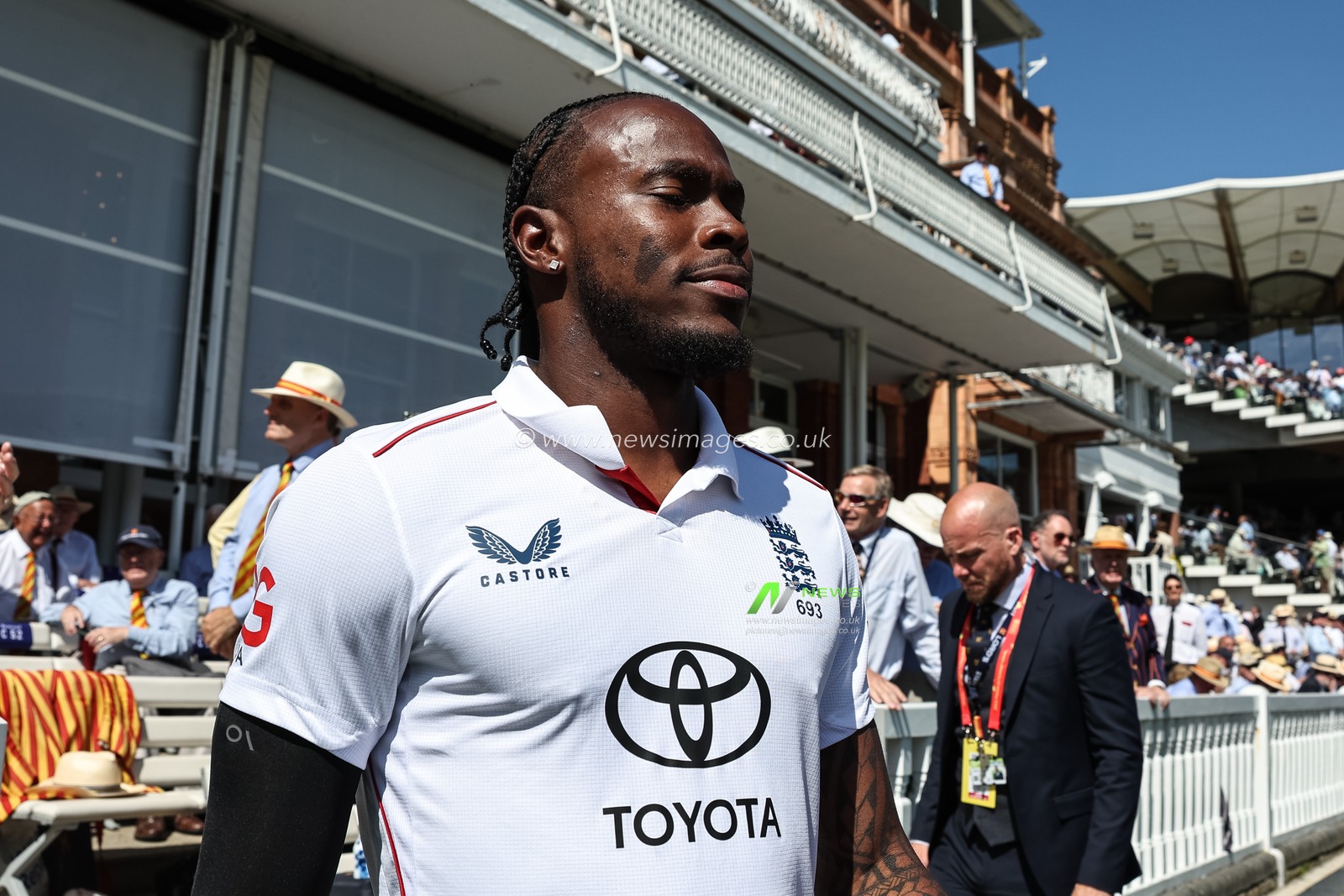 Jofra Archer of England walks out for the start of play during the 3rd Rothesay Test Match Day 1 England v India at Lords, London, United Kingdom, 10th July 2025

(Photo by Mark Cosgrove/News Images)