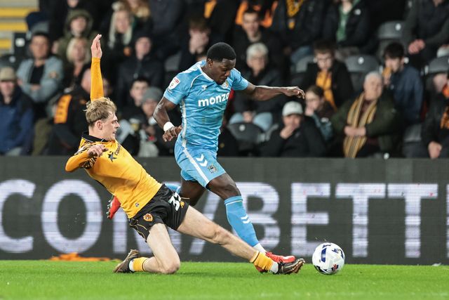 Ephron Mason-Clark of Coventry City is tackled by Toby Collyer of Hull City during the Sky Bet Championship match Hull City vs Coventry City at MKM Stadium, Hull, United Kingdom on 06 April 2026

(Photo by Mark Cosgrove/News Images)