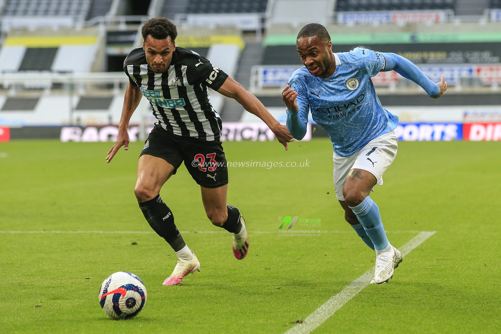 Jacob Murphy #23 of Newcastle United and Raheem Sterling #7 of Manchester City chase after the ball