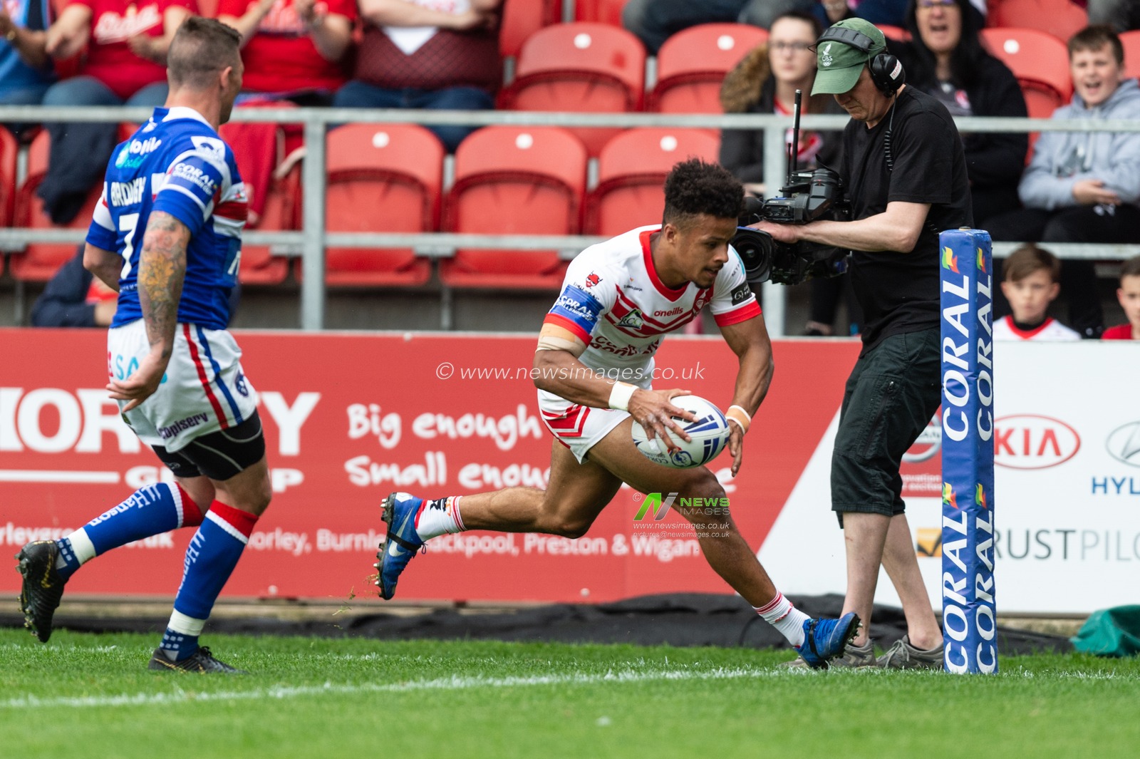 1st June 2019 , Totally Wicked Stadium, St Helens, England; Coral Challenge Cup 2019, Quarter Final , St Helens vs Wakefield Trinity ; Regan Grace of St Helens goes over for a try


Credit: Richard Long/News Images