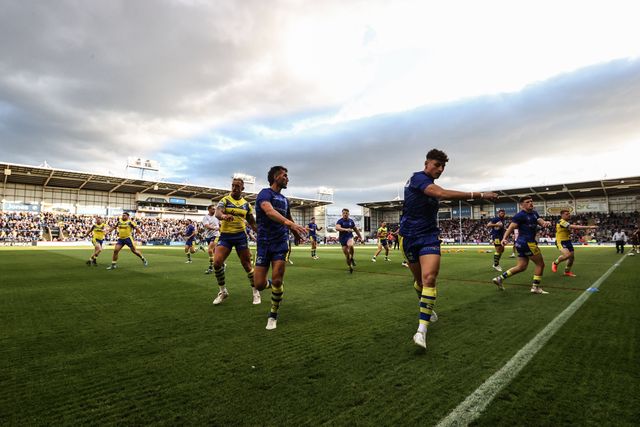 Warrington players in the pre-game warm up during the Betfred Super League round 21 match Warrington Wolves vs Wigan Warriors at Halliwell Jones Stadium, Warrington, United Kingdom, 8th August 2025

(Photo by Alfie Cosgrove/News Images)
