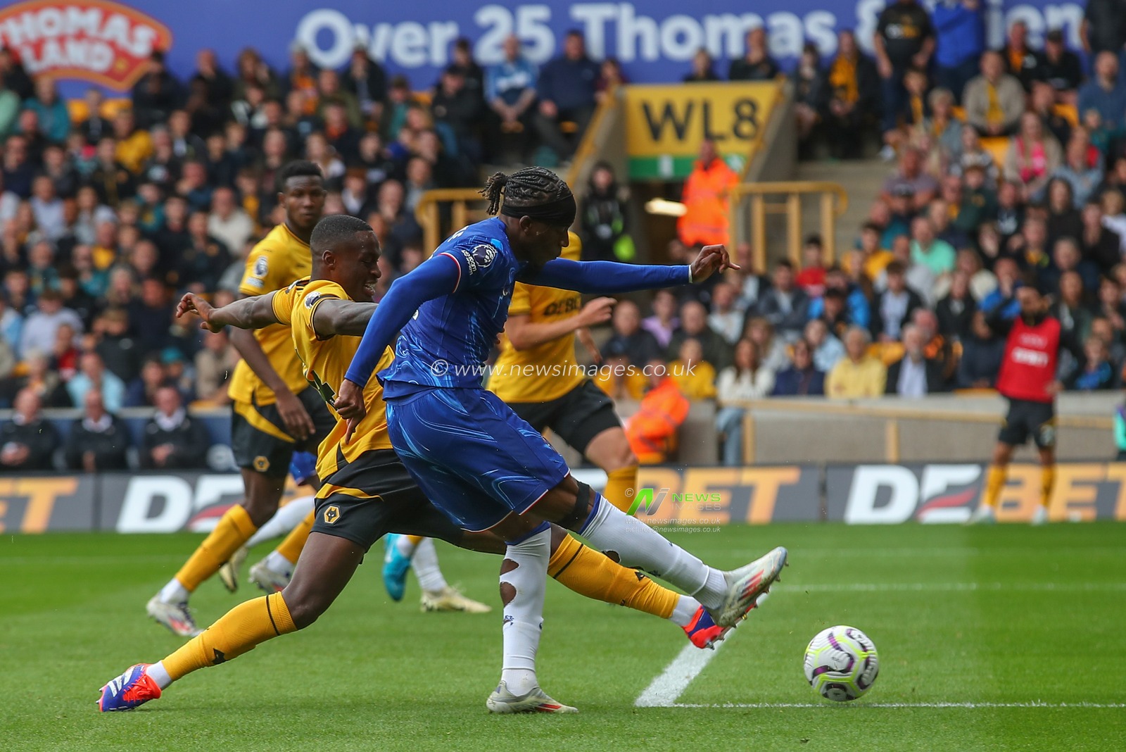 Noni Madueke of Chelsea scores to make it 2-4 during the Premier League match Wolverhampton Wanderers vs Chelsea at Molineux, Wolverhampton, United Kingdom, 25th August 2024

(Photo by Gareth Evans/News Images)
