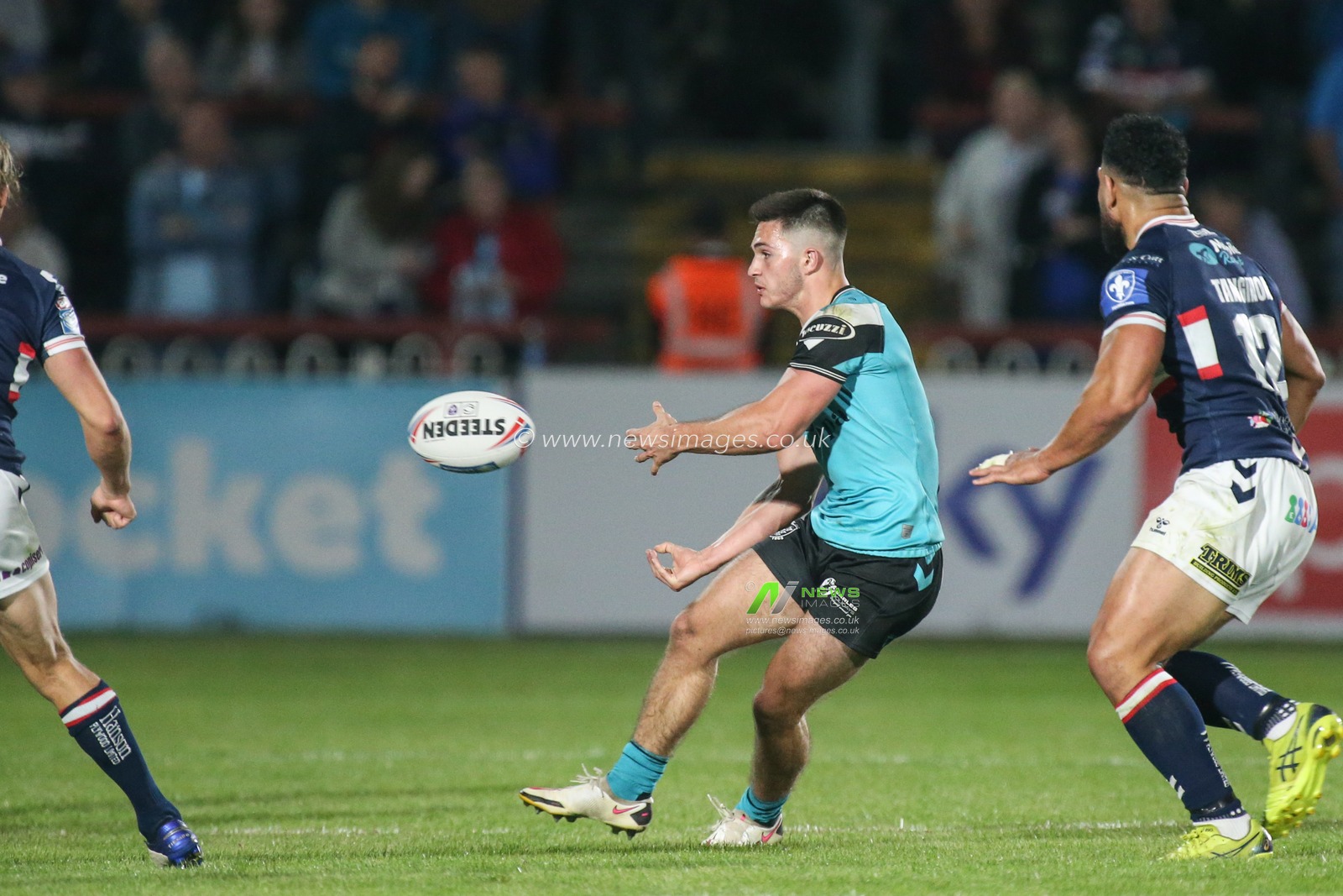 Ben McNamara (19) of Hull FC passes the ball