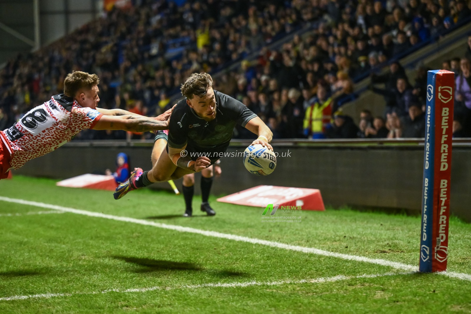 Matty Ashton of Warrington Wolves goes over for a try during the Toby King's Testimonial match Warrington Wolves vs Leigh Leopards at Halliwell Jones Stadium, Warrington, United Kingdom, 1st February 2025

(Photo by Craig Thomas/News Images)