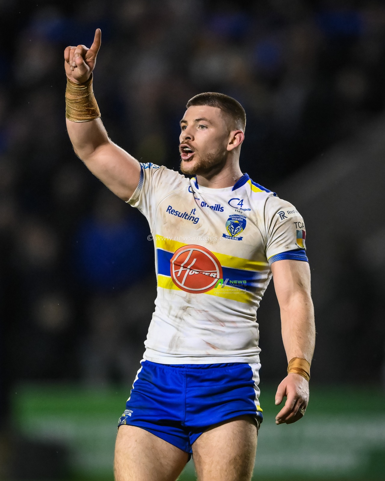 Danny Walker #16 of Warrington Wolves gives his team instructions during the Betfred Super League Round 5 match Warrington Wolves vs Leigh Leopards at Halliwell Jones Stadium, Warrington, United Kingdom, 17th March 2023

(Photo by Craig Thomas/News Images)